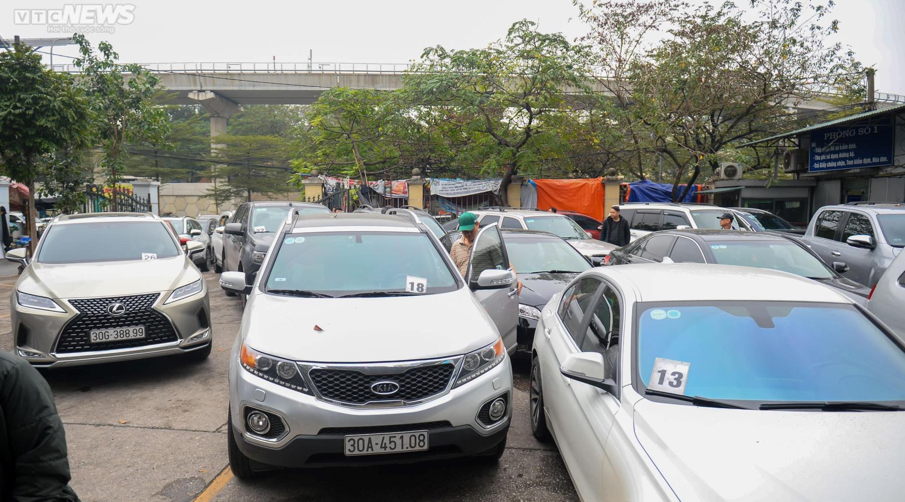 Hà Nội: Ô tô xếp hàng dài, chờ hơn 8 giờ đồng hồ vẫn chưa đến lượt đăng kiểm - 2