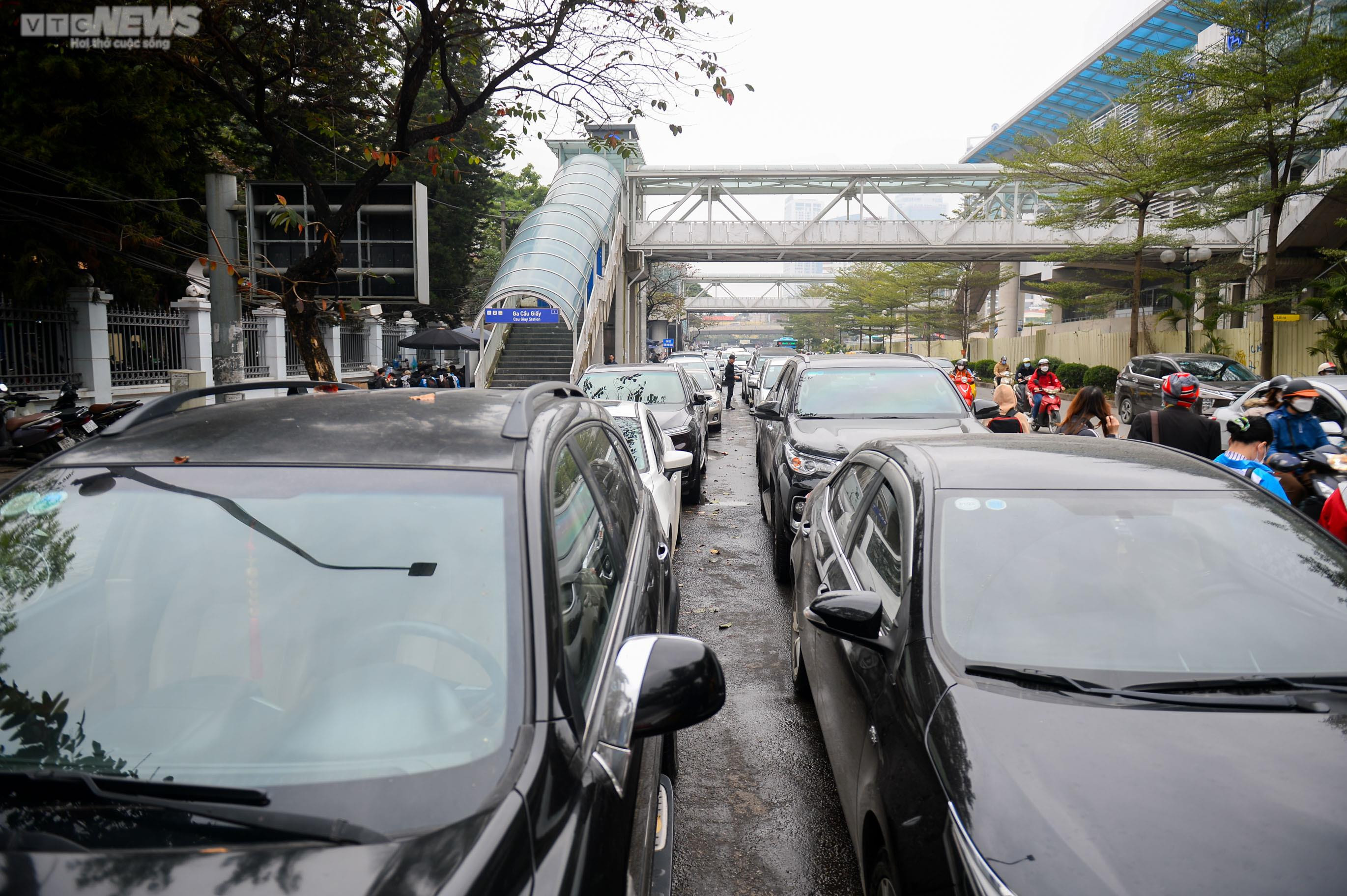 Hà Nội: Ô tô xếp hàng dài, chờ hơn 8 giờ đồng hồ vẫn chưa đến lượt đăng kiểm - 3