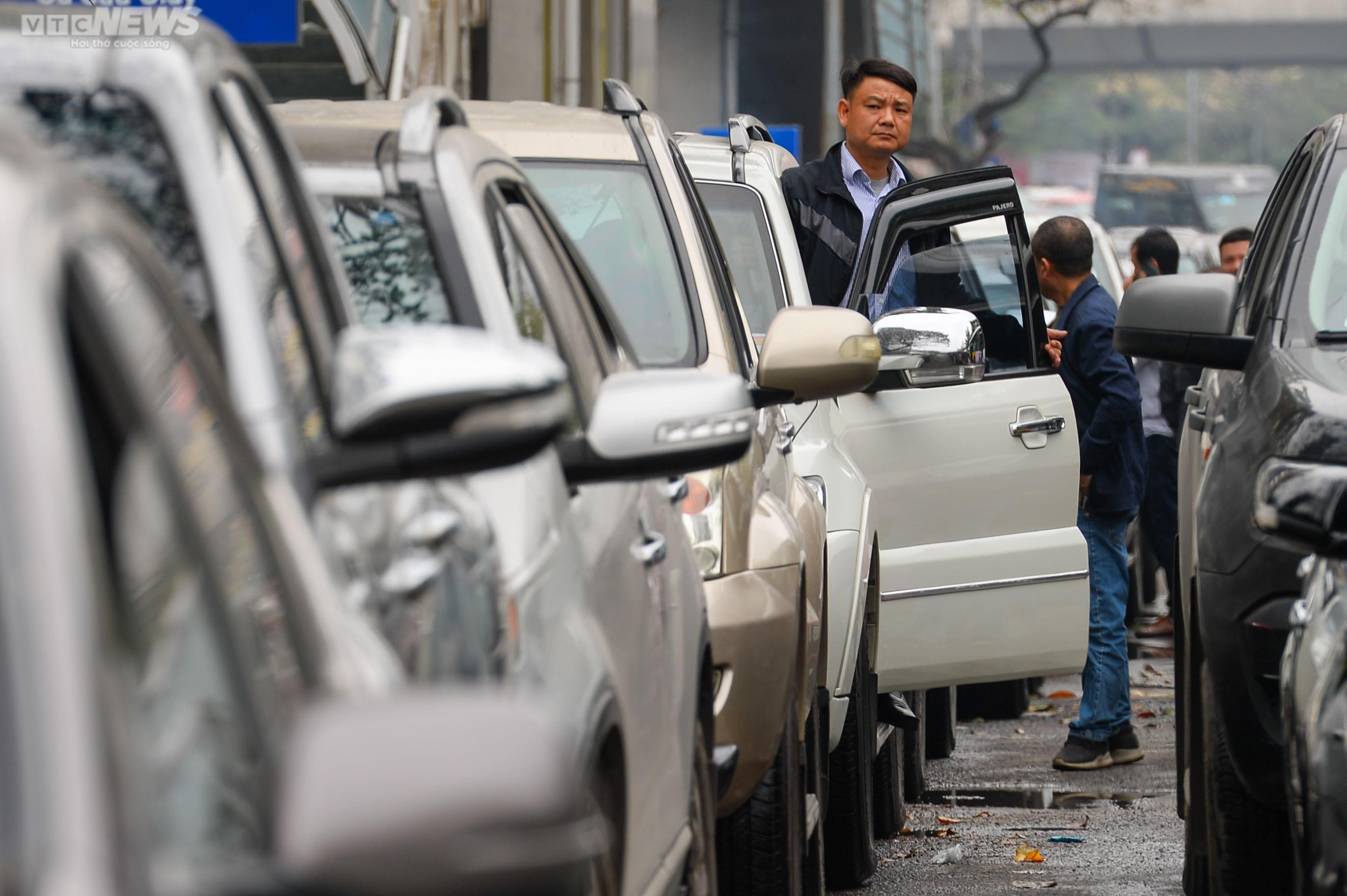 Hà Nội: Ô tô xếp hàng dài, chờ hơn 8 giờ đồng hồ vẫn chưa đến lượt đăng kiểm - 6