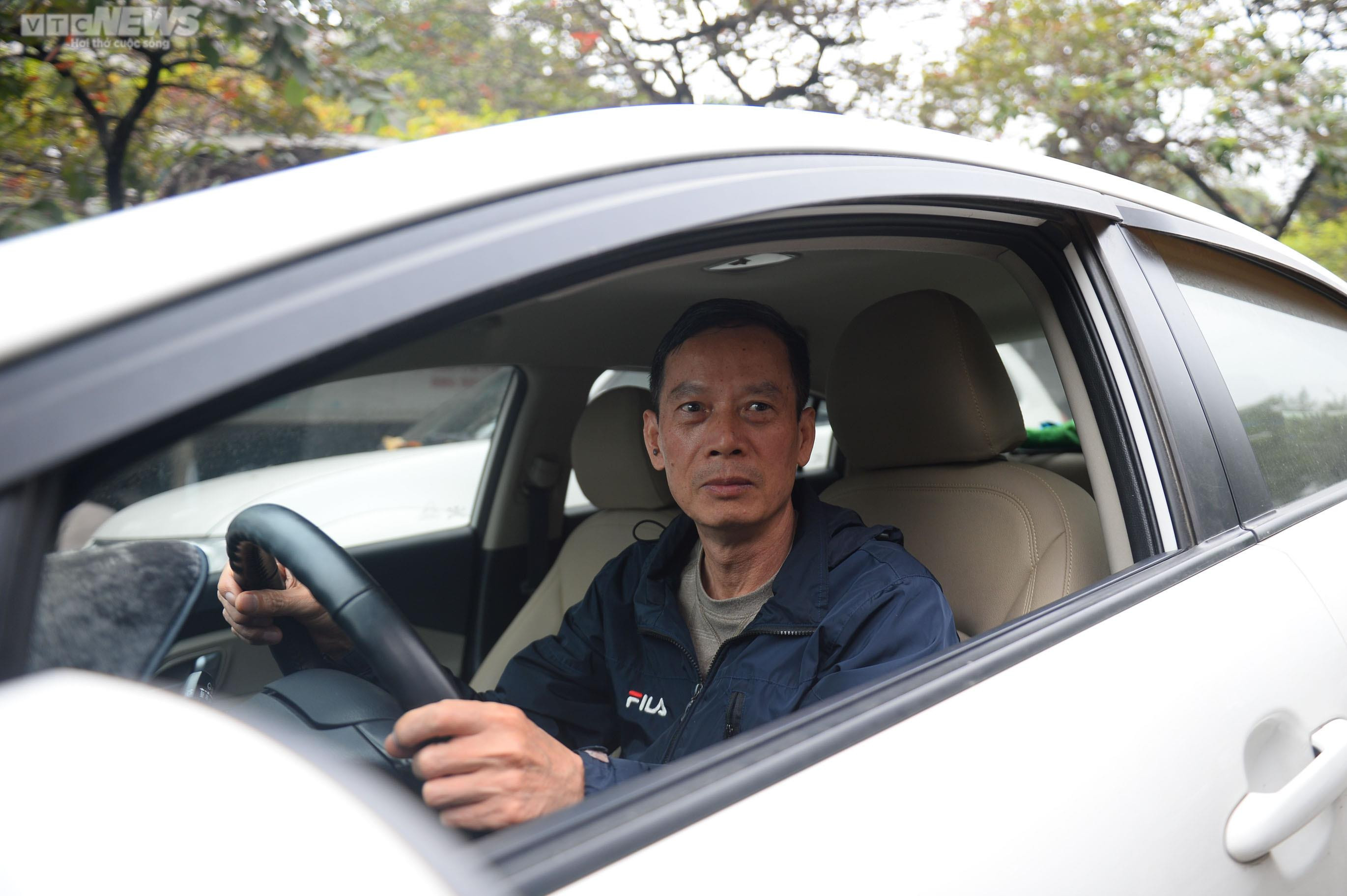 Hà Nội: Ô tô xếp hàng dài, chờ hơn 8 giờ đồng hồ vẫn chưa đến lượt đăng kiểm - 11