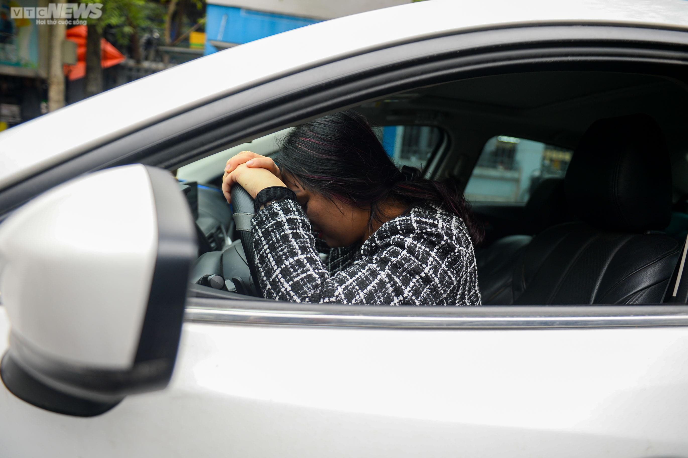 Hà Nội: Ô tô xếp hàng dài, chờ hơn 8 giờ đồng hồ vẫn chưa đến lượt đăng kiểm - 9