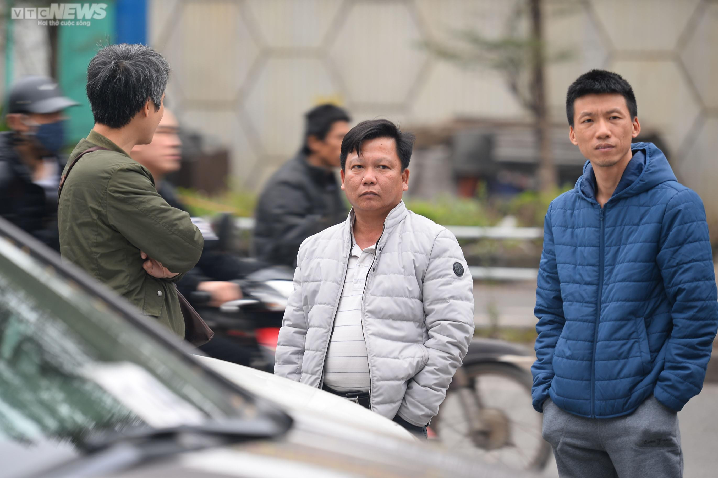 Hà Nội: Ô tô xếp hàng dài, chờ hơn 8 giờ đồng hồ vẫn chưa đến lượt đăng kiểm - 7