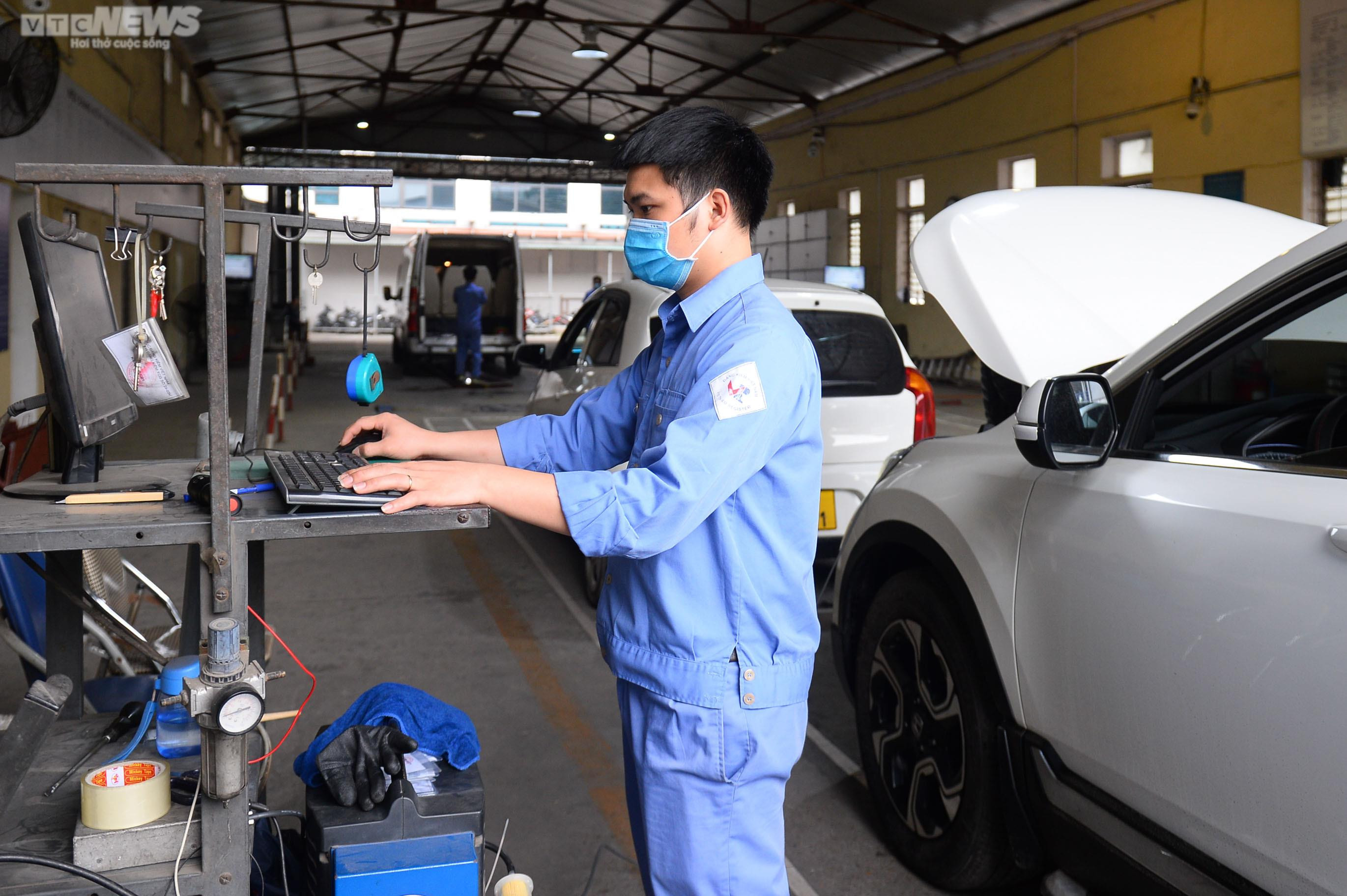 Hà Nội: Ô tô xếp hàng dài, chờ hơn 8 giờ đồng hồ vẫn chưa đến lượt đăng kiểm - 13