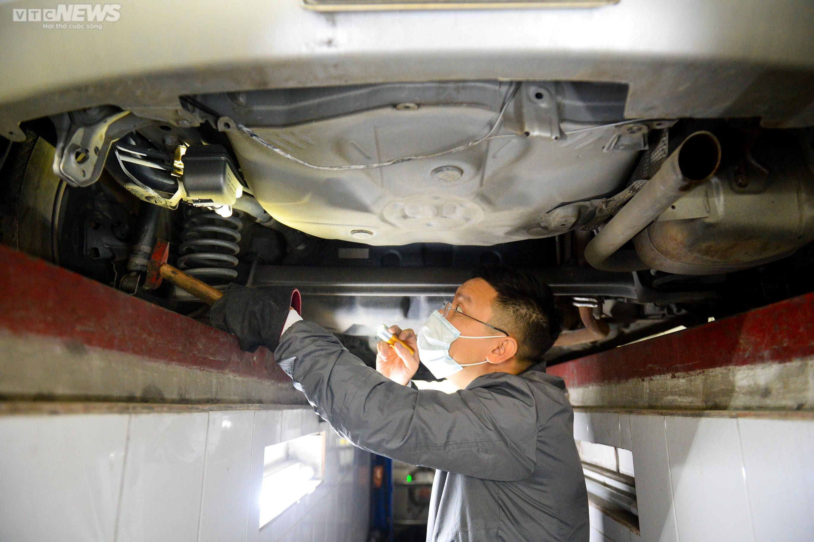 Hà Nội: Ô tô xếp hàng dài, chờ hơn 8 giờ đồng hồ vẫn chưa đến lượt đăng kiểm - 16