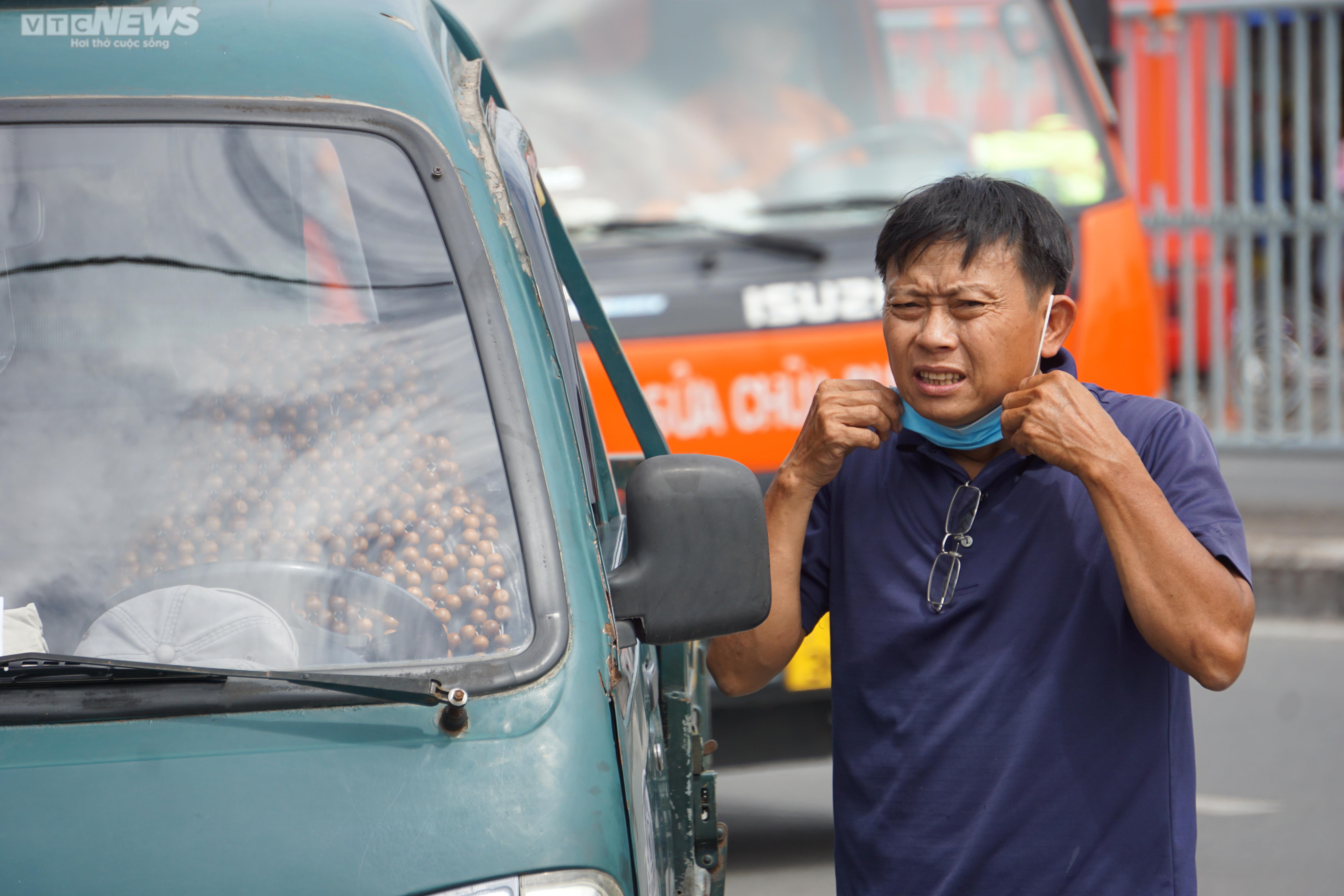 Tài xế ở phía Nam vẫn phải 'đội nắng, phơi sương' chờ đăng kiểm - 3
