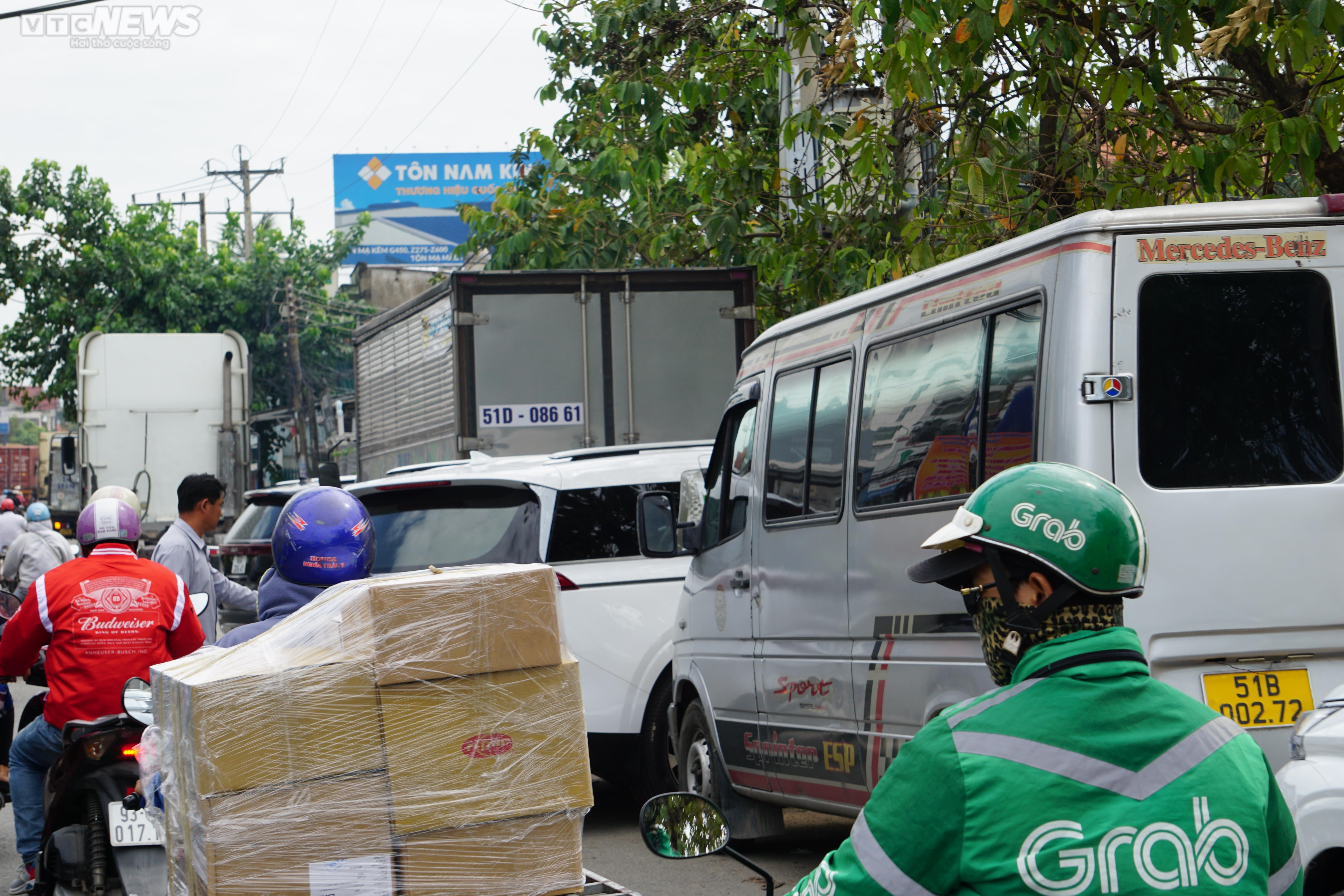 Tài xế ở phía Nam vẫn phải 'đội nắng, phơi sương' chờ đăng kiểm - 6