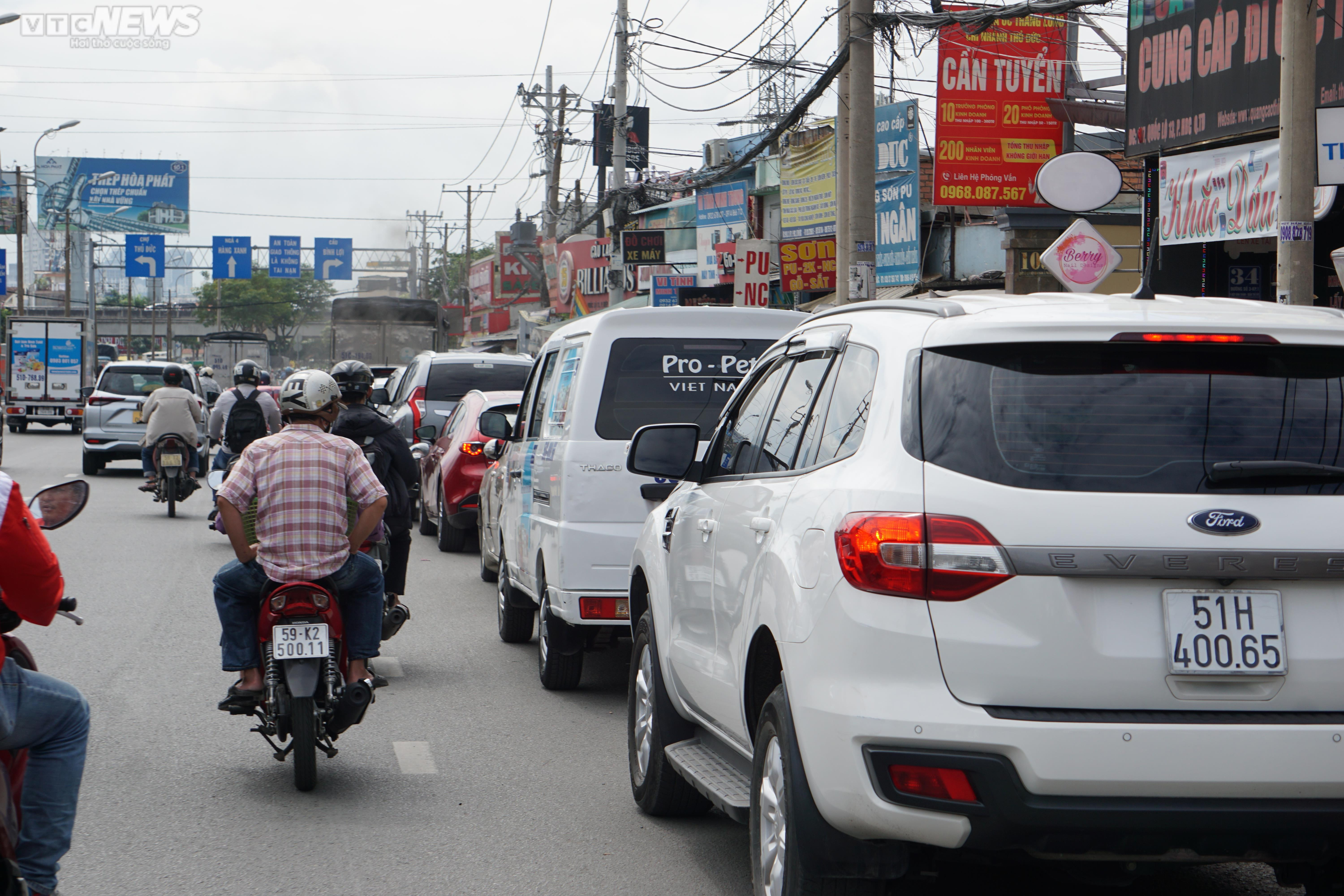 Tài xế ở phía Nam vẫn phải 'đội nắng, phơi sương' chờ đăng kiểm - 5