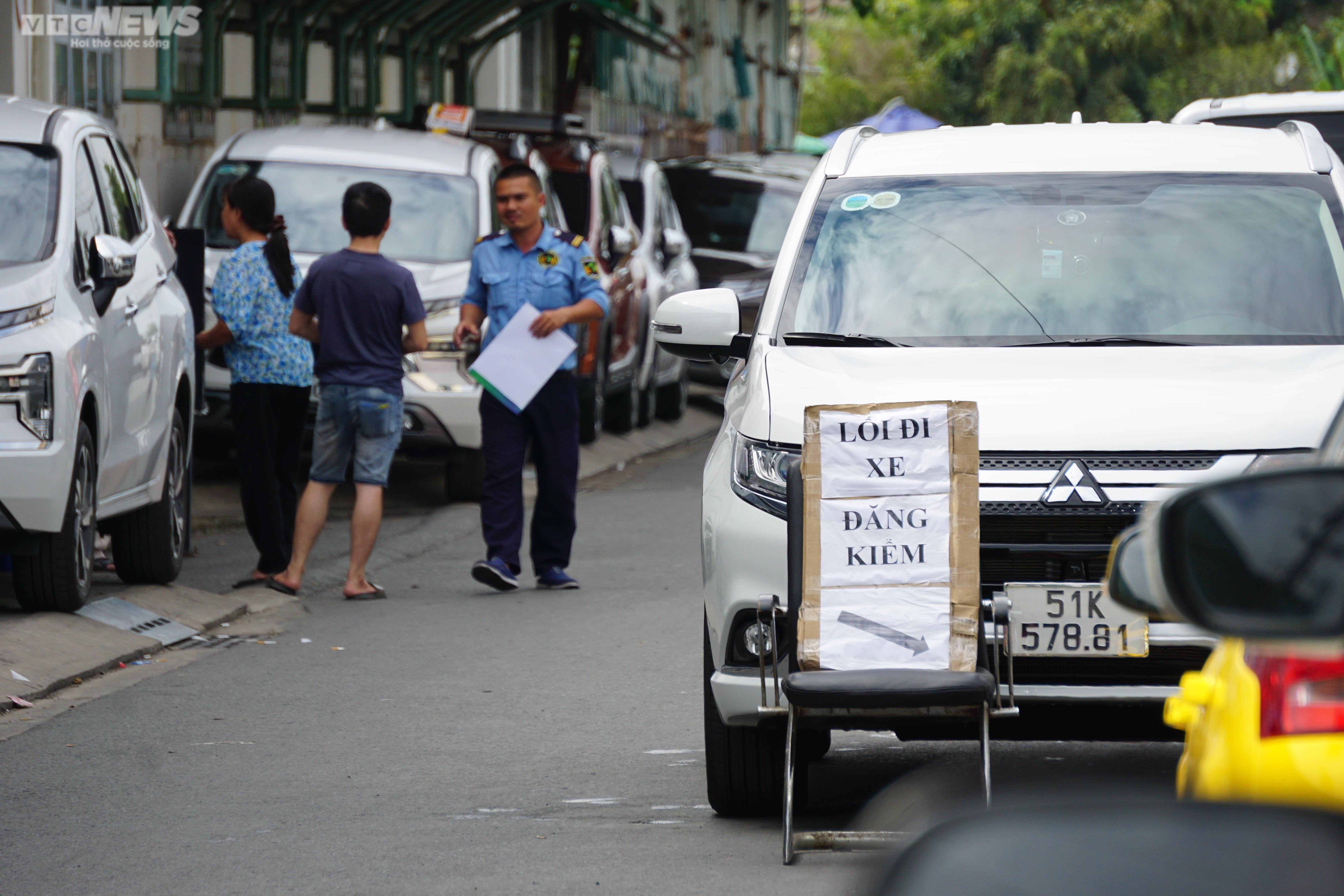 Tài xế ở phía Nam vẫn phải 'đội nắng, phơi sương' chờ đăng kiểm - 1