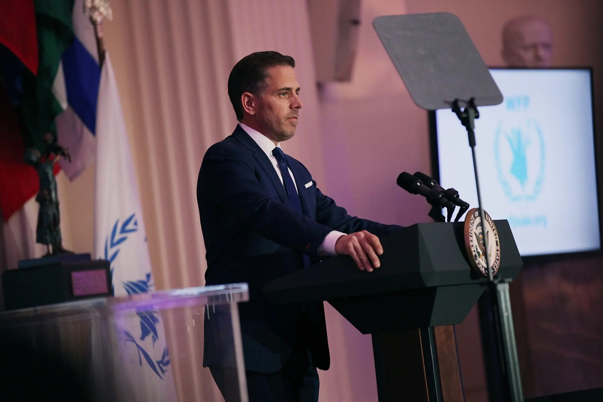 Cuộc đời rắc rối của con trai Tổng thống Mỹ - Hunter Biden - 4