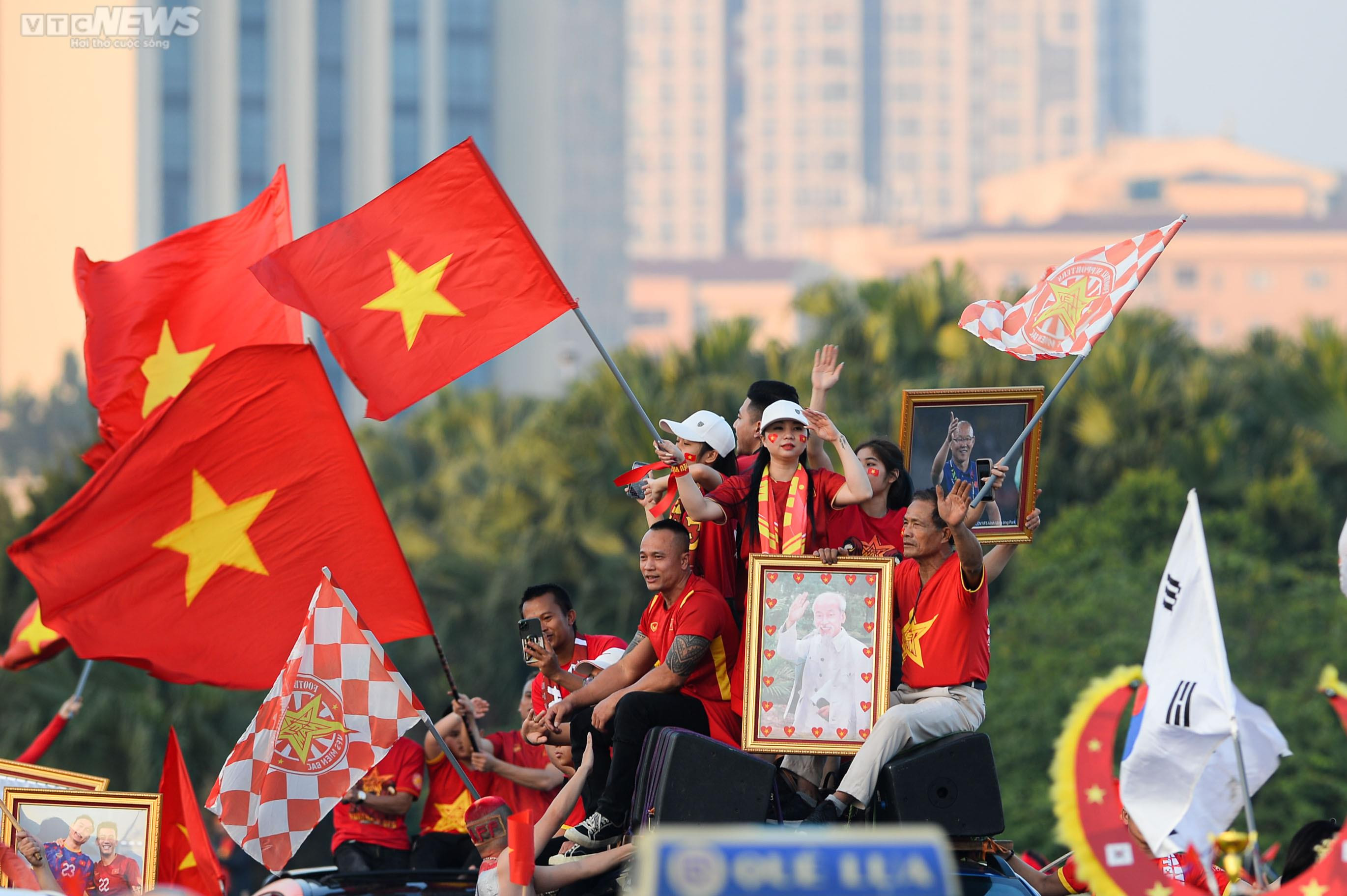 Mỹ Đình 'rực lửa' trước giờ khai màn chung kết Việt Nam vs Thái Lan - 3