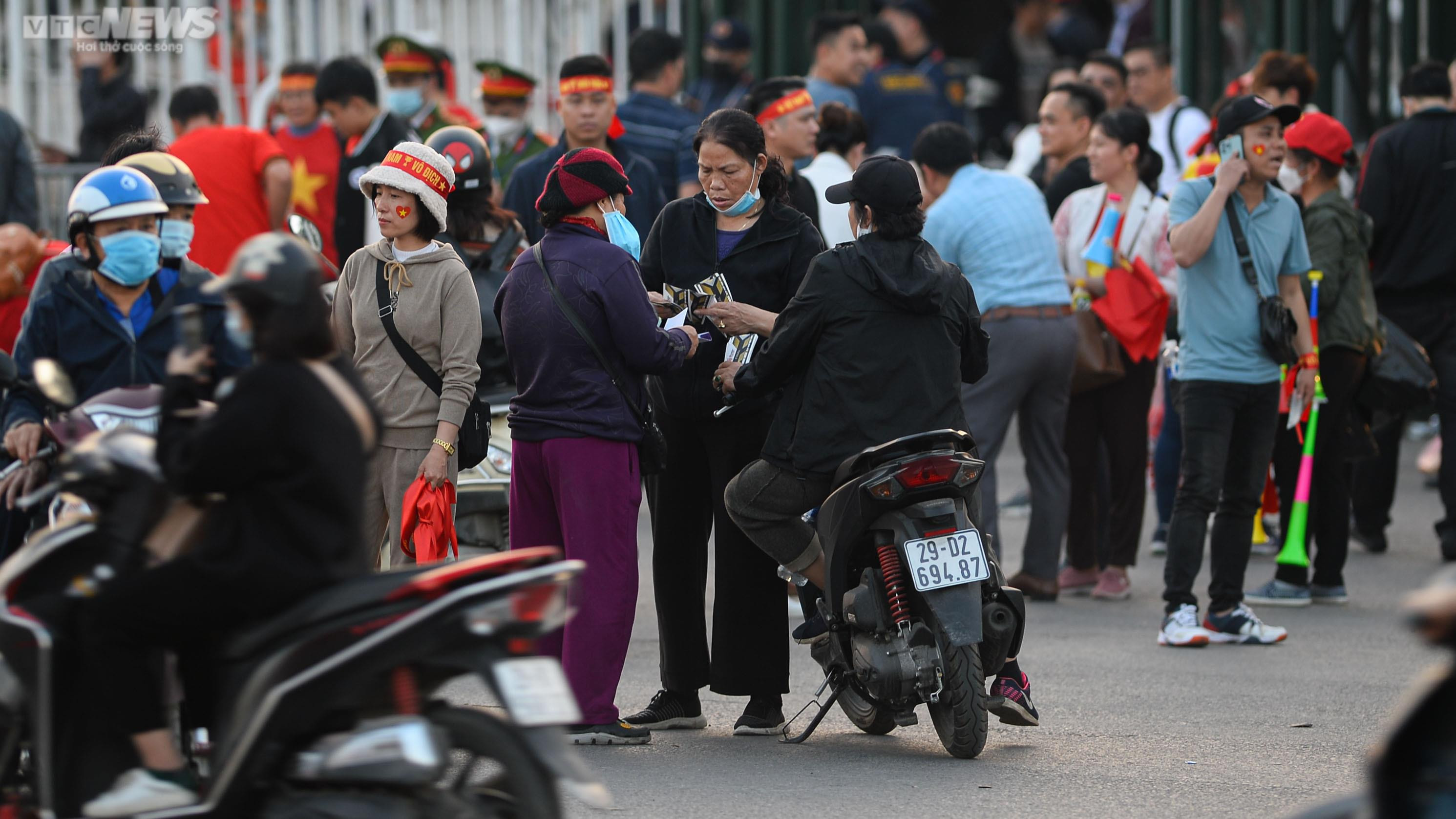 Mỹ Đình 'rực lửa' trước giờ khai màn chung kết Việt Nam vs Thái Lan - 9