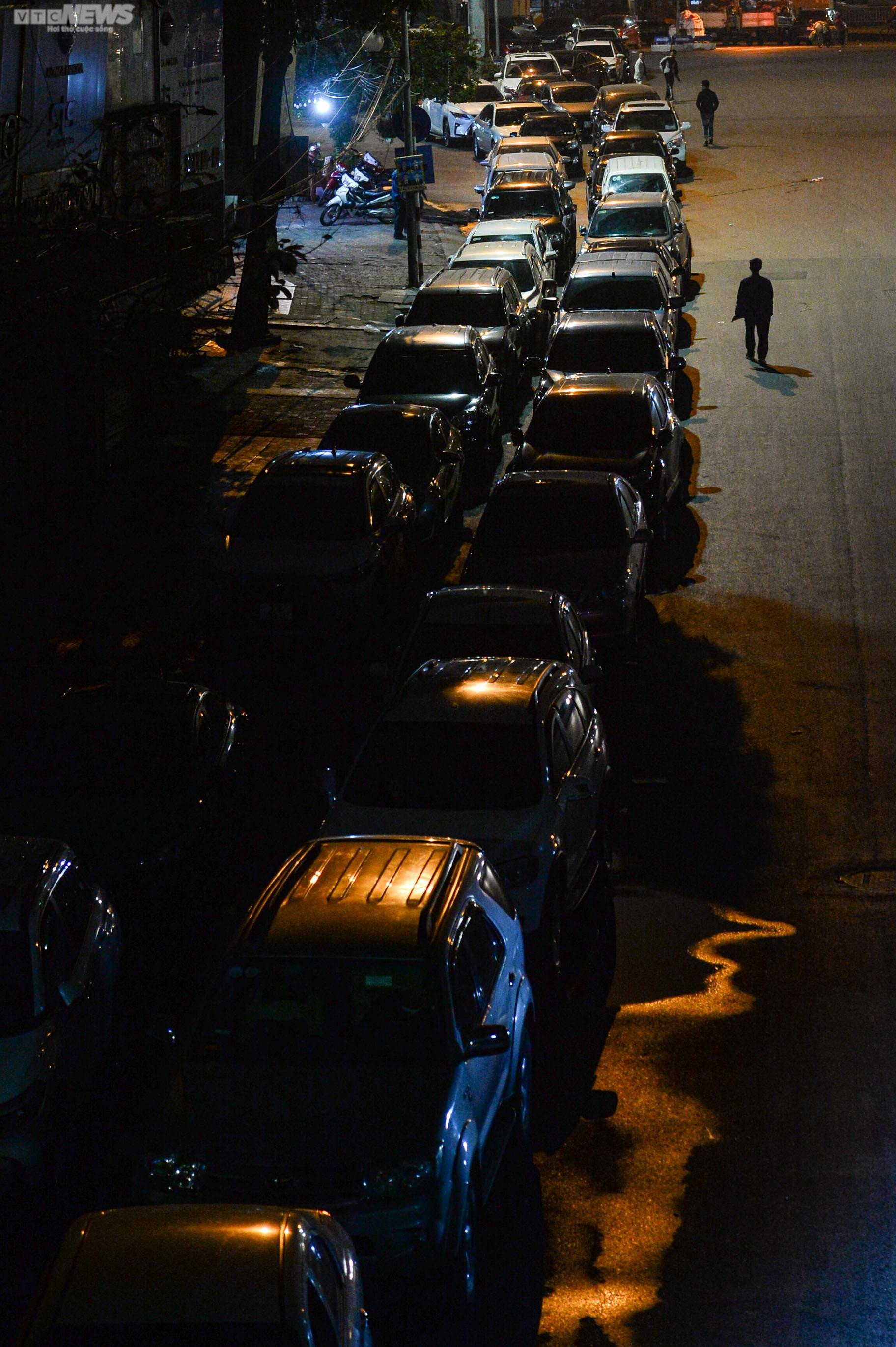 Tài xế ăn ngủ vạ vật trên xe chờ đăng kiểm ở Hà Nội - 3