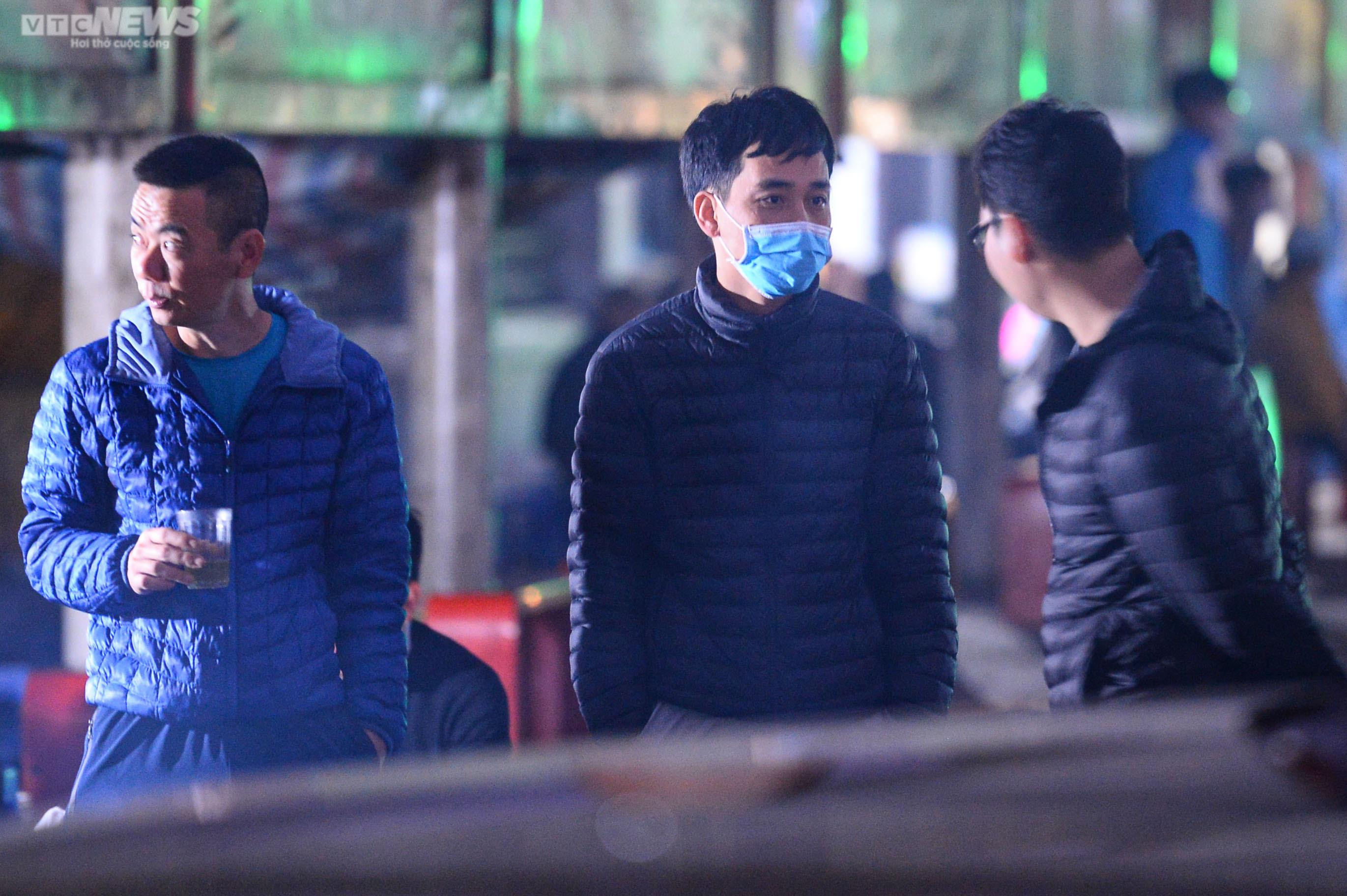 Tài xế ăn ngủ vạ vật trên xe chờ đăng kiểm ở Hà Nội - 10