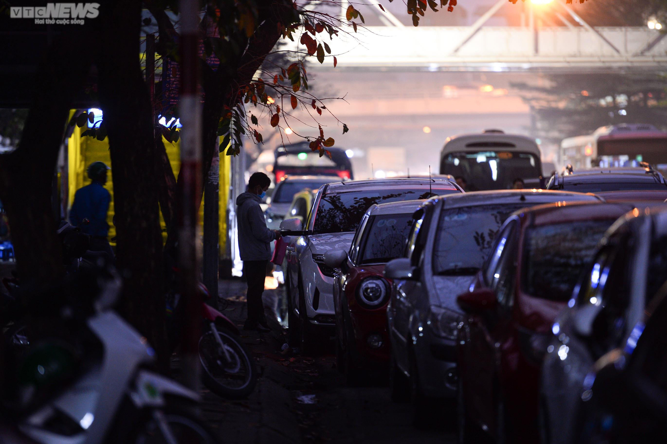 Tài xế ăn ngủ vạ vật trên xe chờ đăng kiểm ở Hà Nội - 5