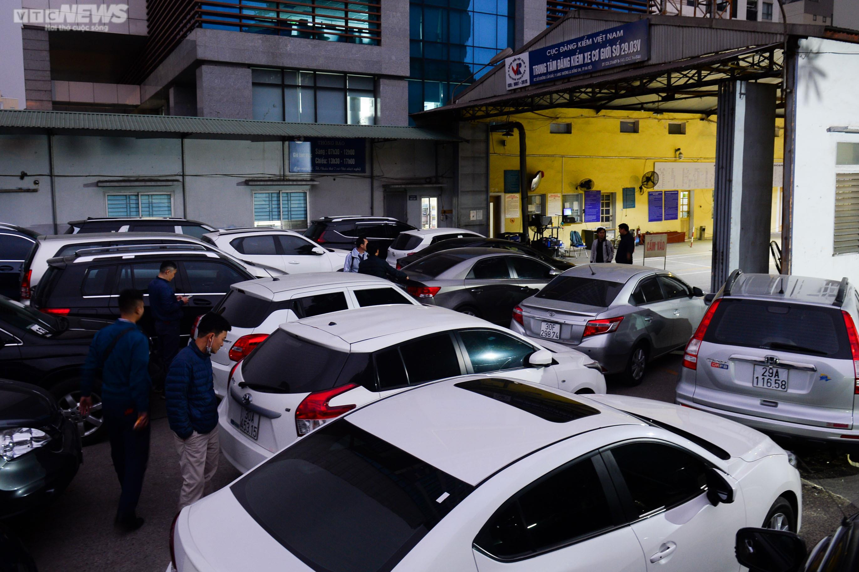 Tài xế ăn ngủ vạ vật trên xe chờ đăng kiểm ở Hà Nội - 14