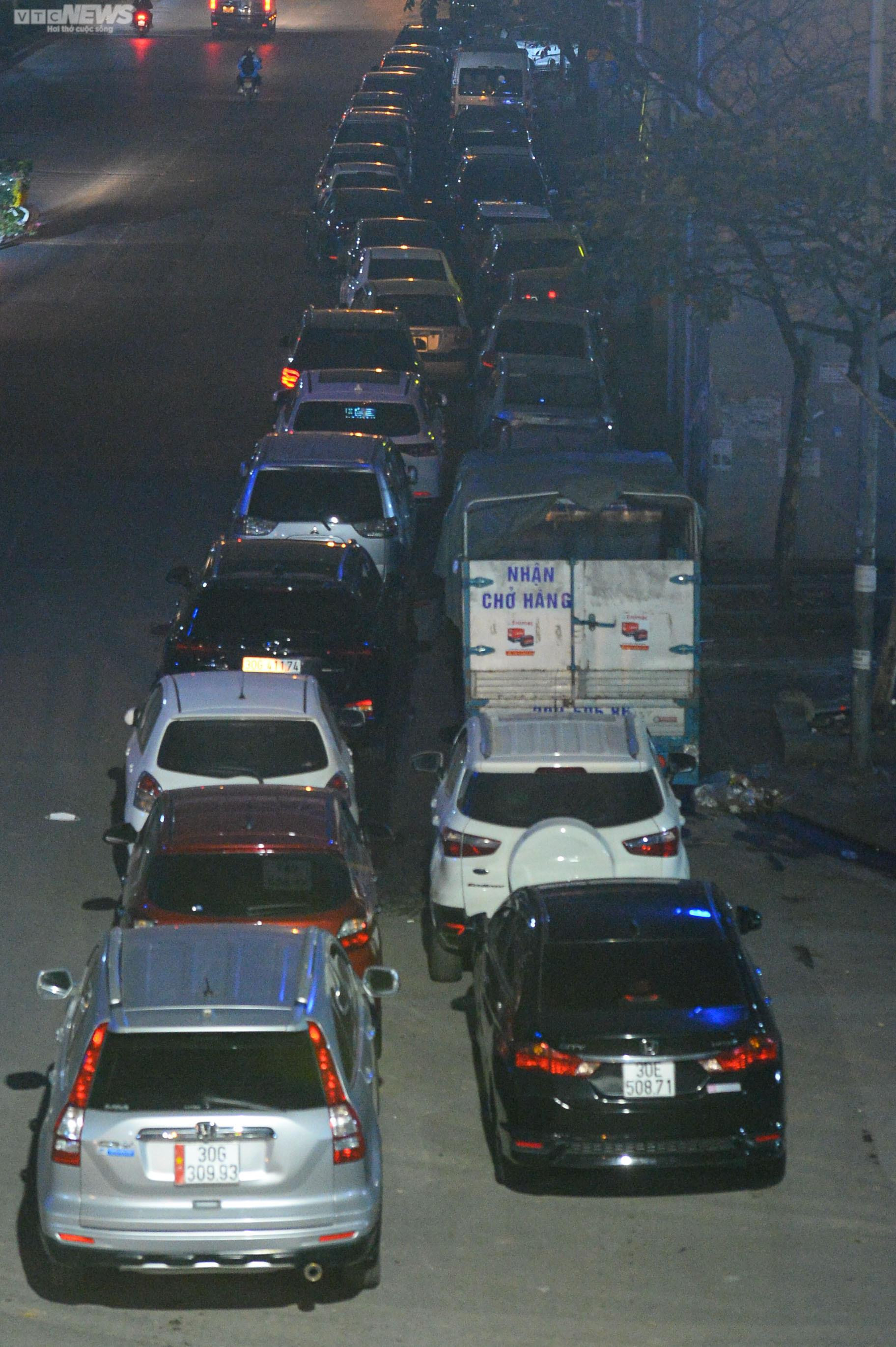 Tài xế ăn ngủ vạ vật trên xe chờ đăng kiểm ở Hà Nội - 4