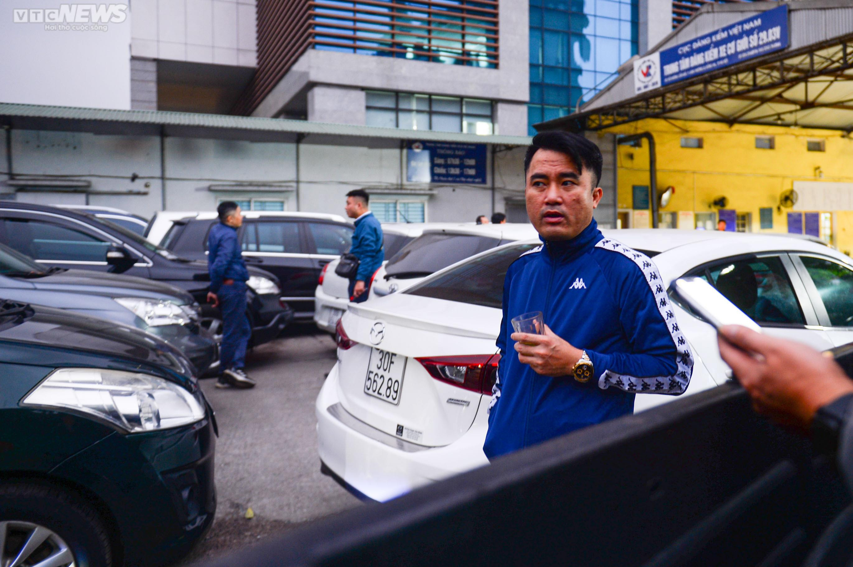 Tài xế ăn ngủ vạ vật trên xe chờ đăng kiểm ở Hà Nội - 16