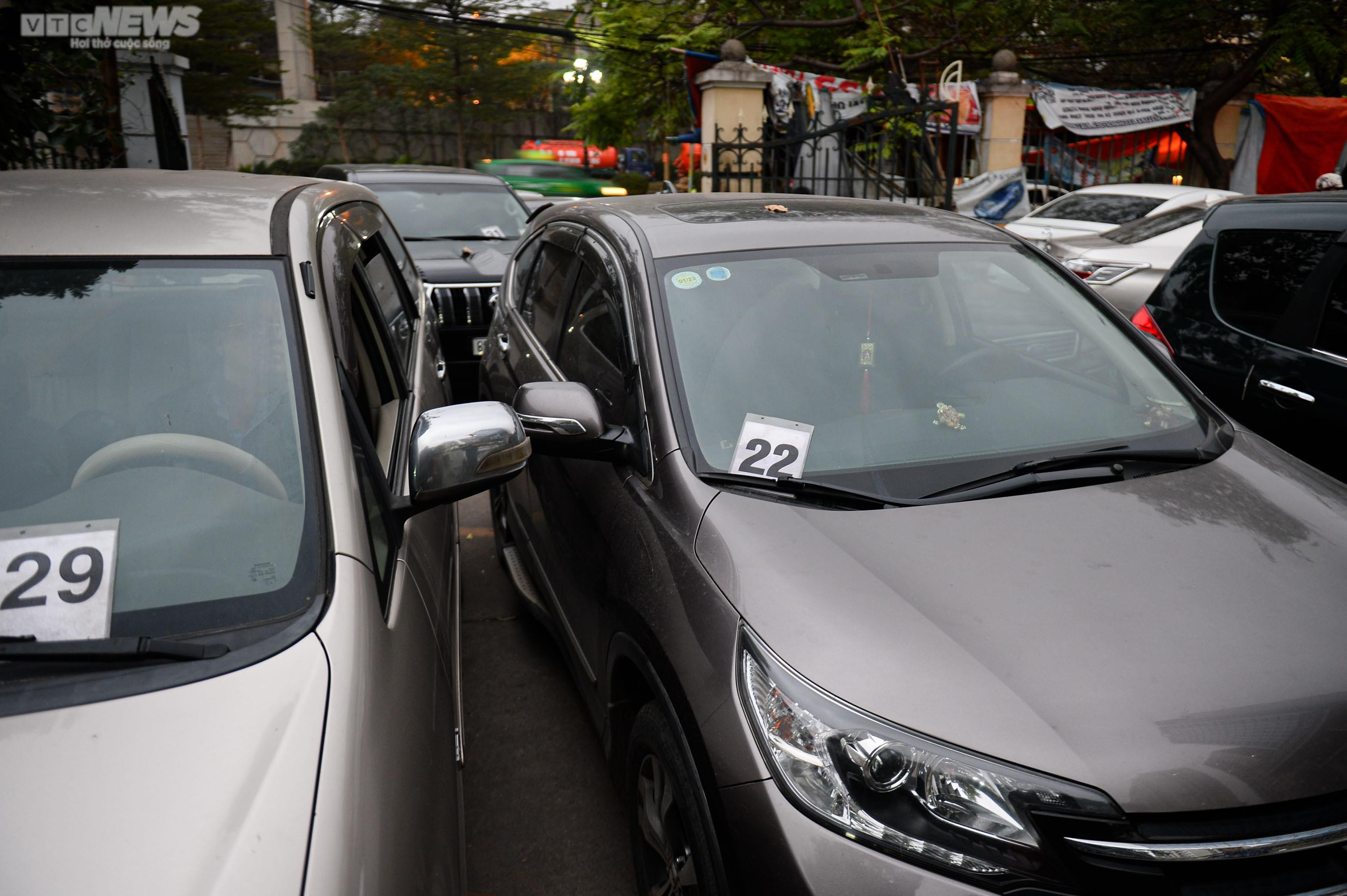 Tài xế ăn ngủ vạ vật trên xe chờ đăng kiểm ở Hà Nội - 17