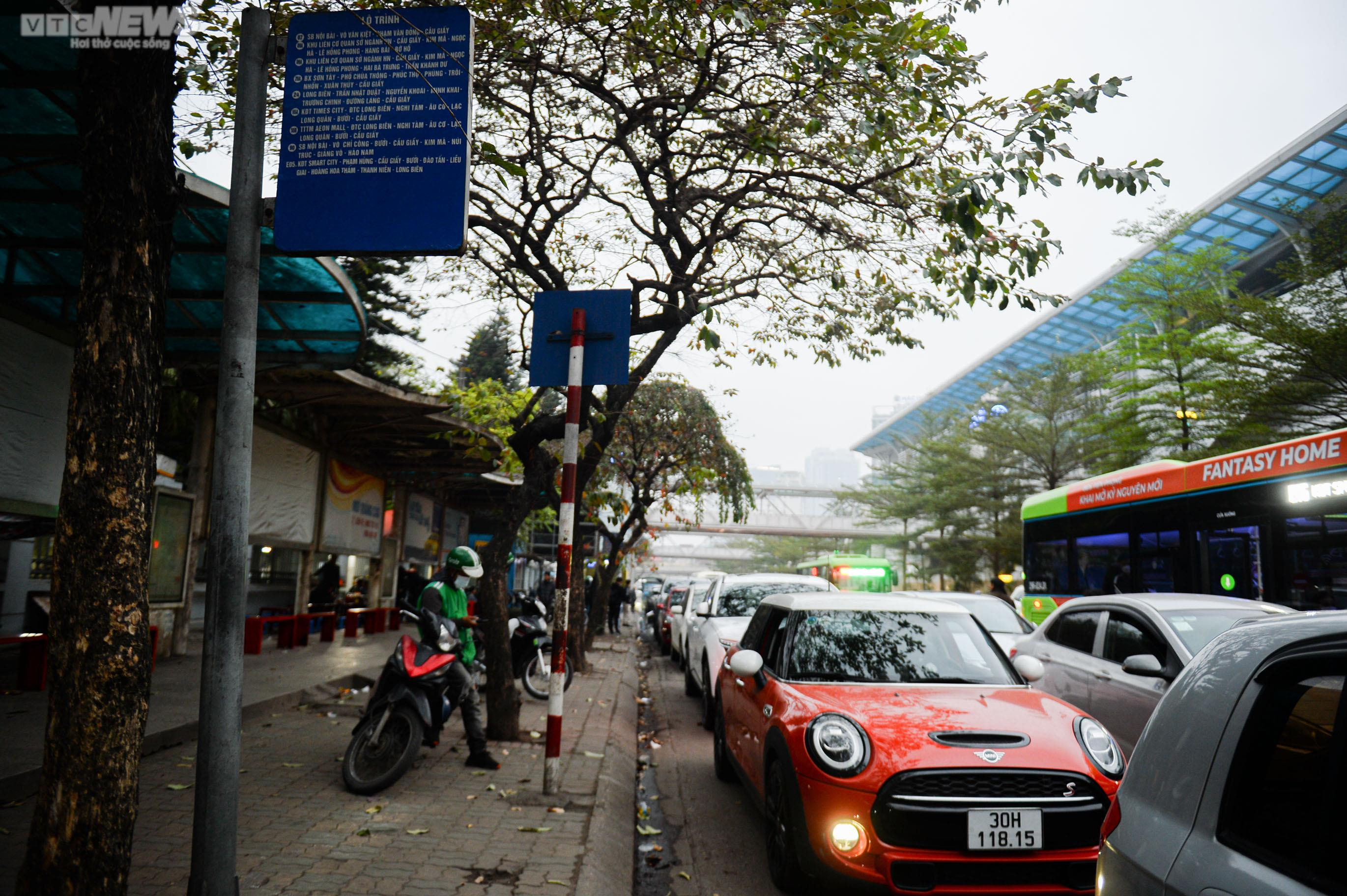 Tài xế ăn ngủ vạ vật trên xe chờ đăng kiểm ở Hà Nội - 12