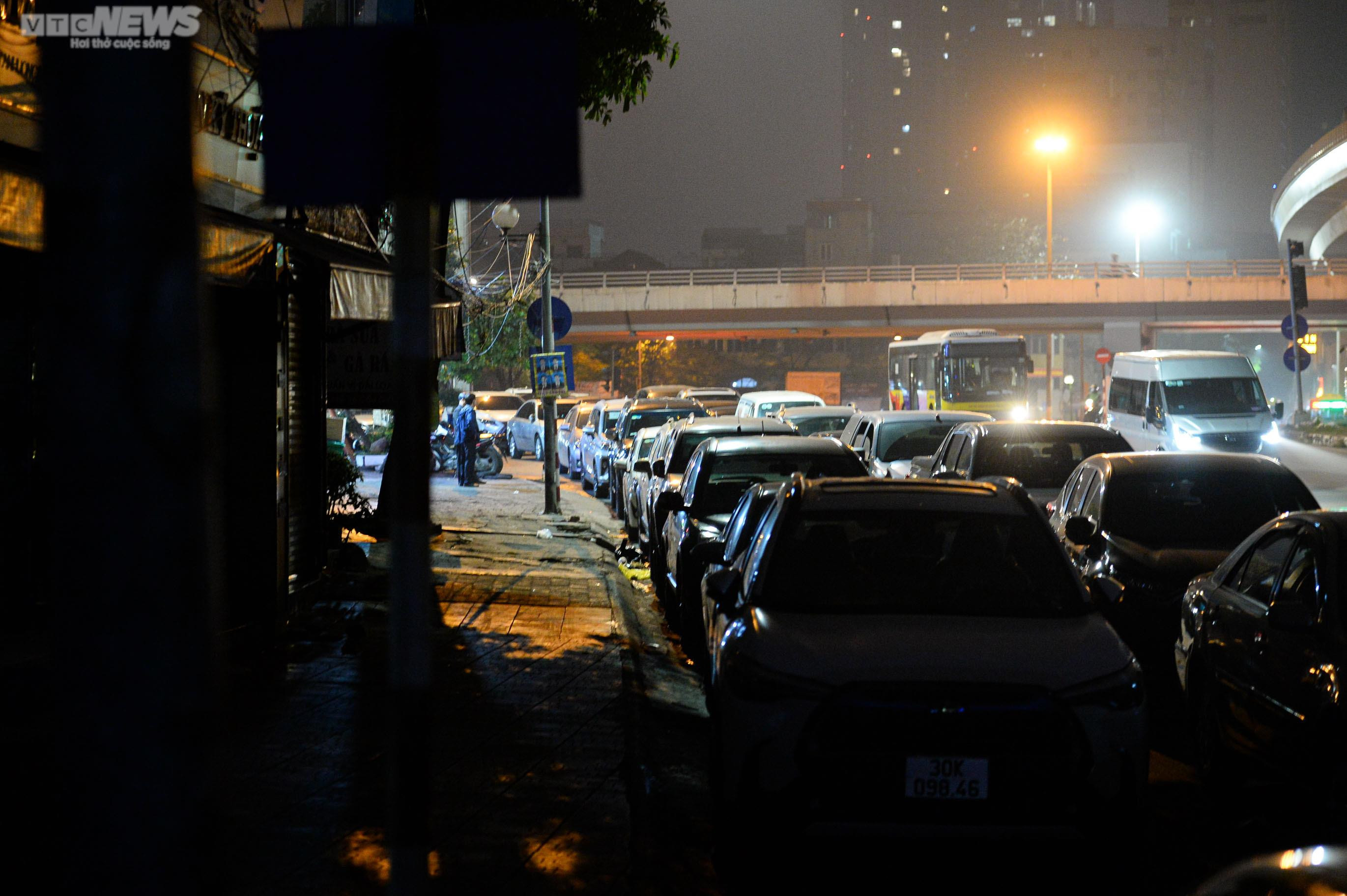 Tài xế ăn ngủ vạ vật trên xe chờ đăng kiểm ở Hà Nội - 2