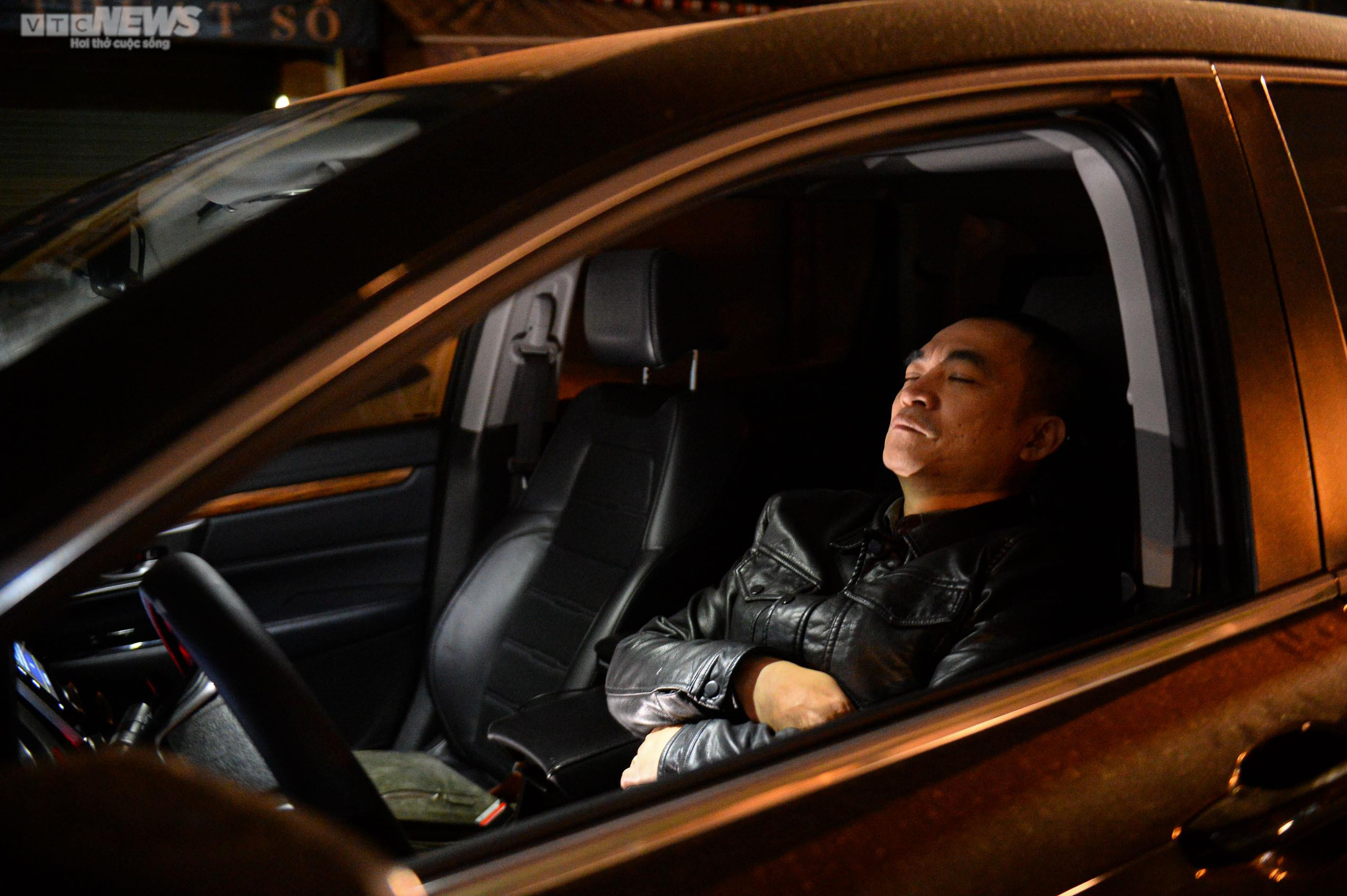 Tài xế ăn ngủ vạ vật trên xe chờ đăng kiểm ở Hà Nội - 6