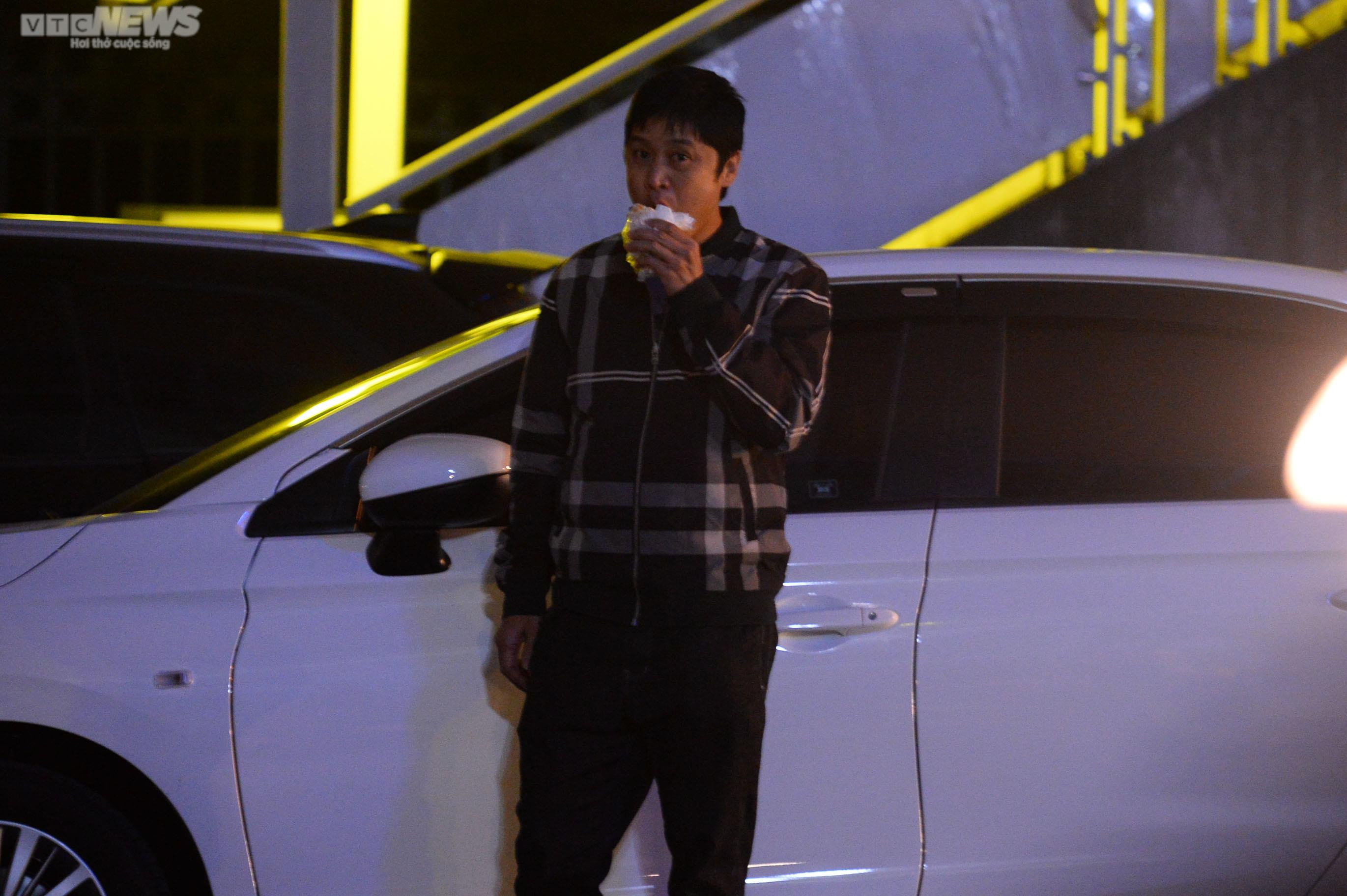 Tài xế ăn ngủ vạ vật trên xe chờ đăng kiểm ở Hà Nội - 7