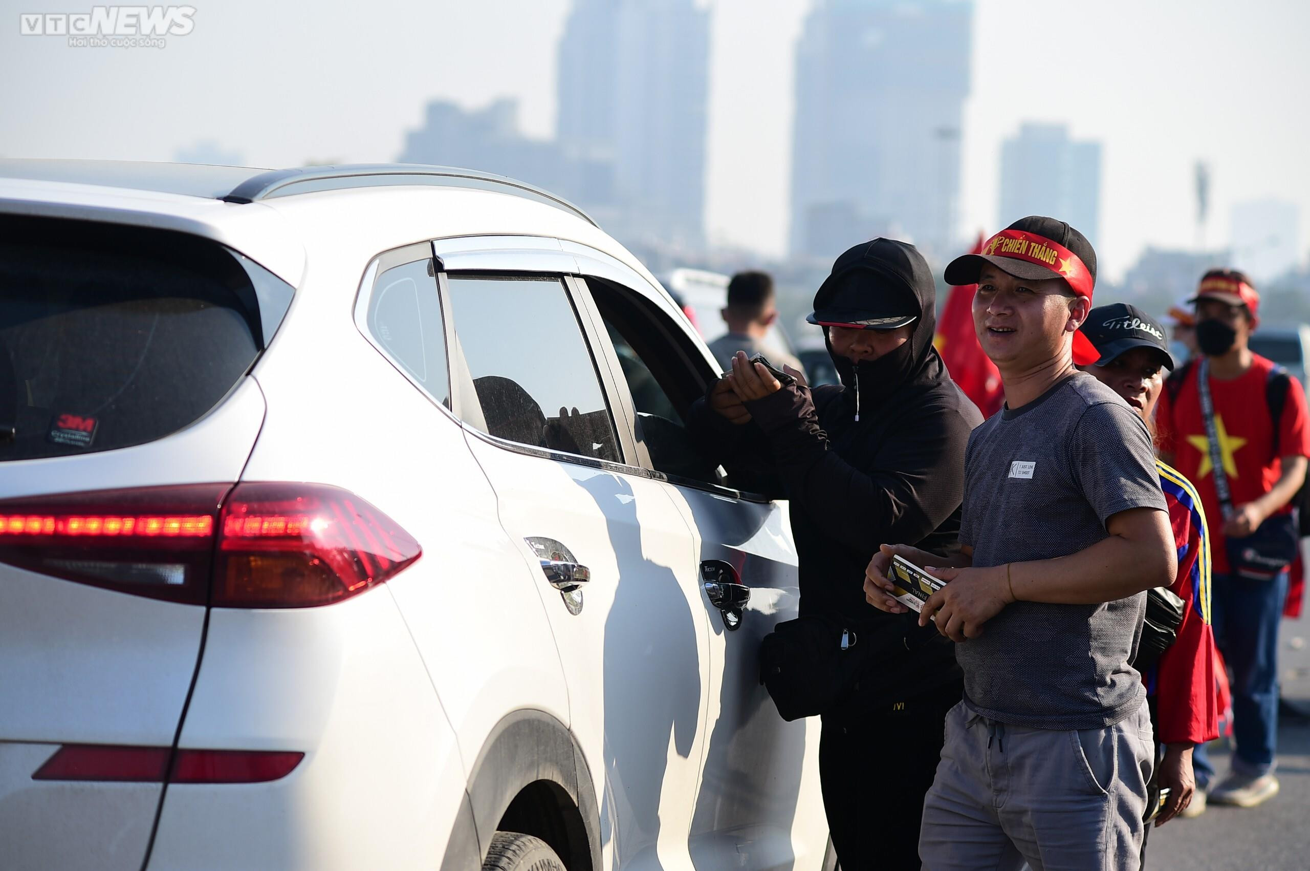 Mỹ Đình 'rực lửa' trước giờ khai màn chung kết Việt Nam vs Thái Lan - 11