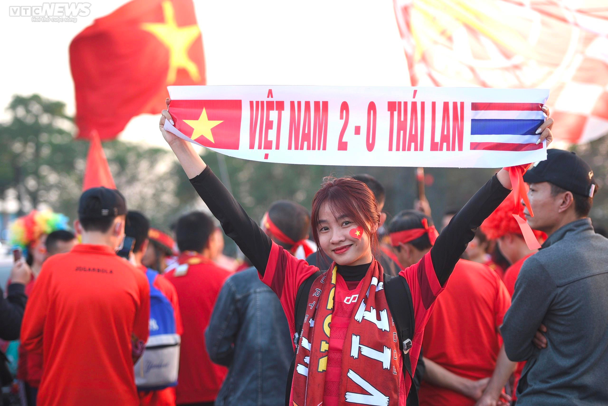 Mỹ Đình 'rực lửa' trước giờ khai màn chung kết Việt Nam vs Thái Lan - 5