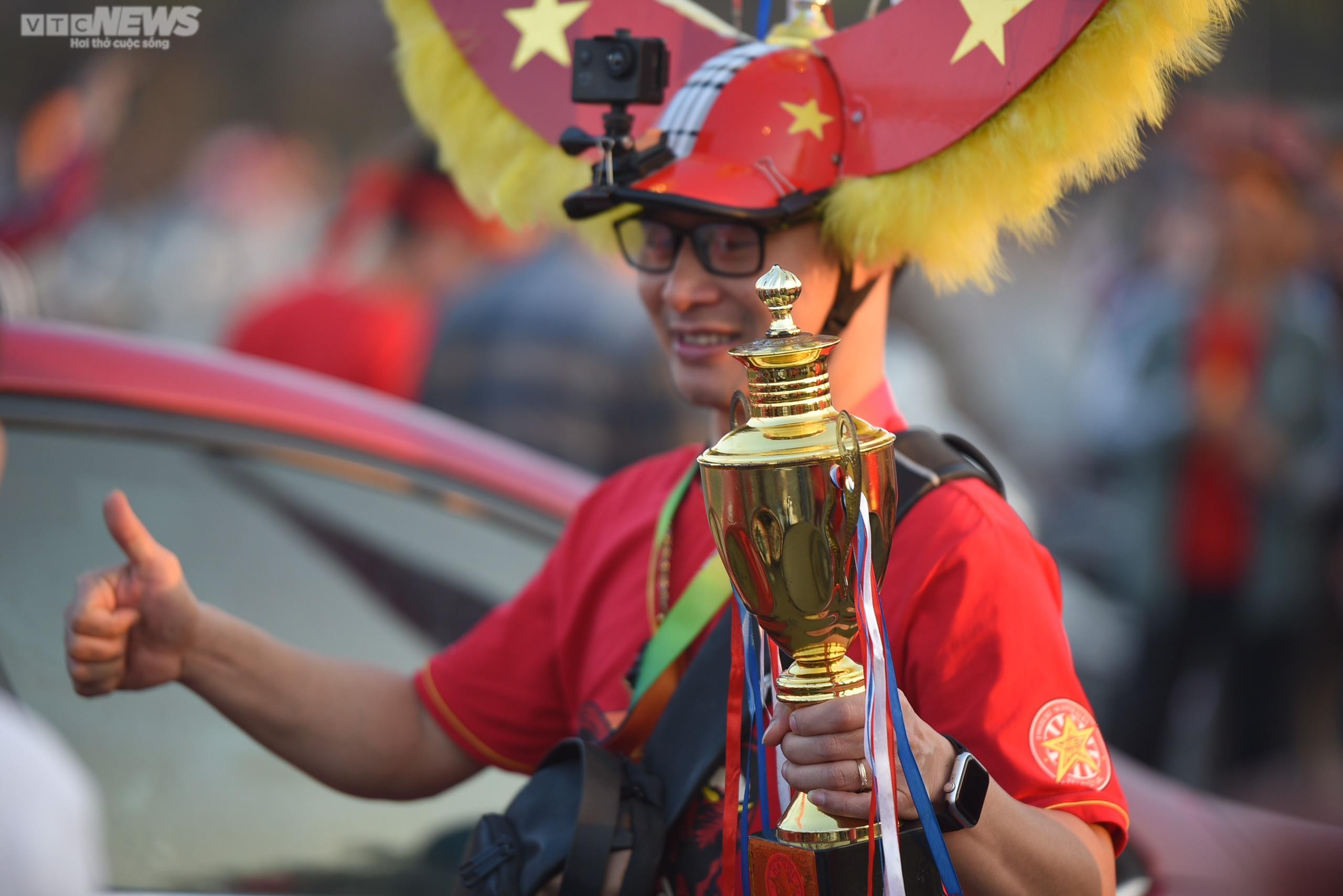 Mỹ Đình 'rực lửa' trước giờ khai màn chung kết Việt Nam vs Thái Lan - 7