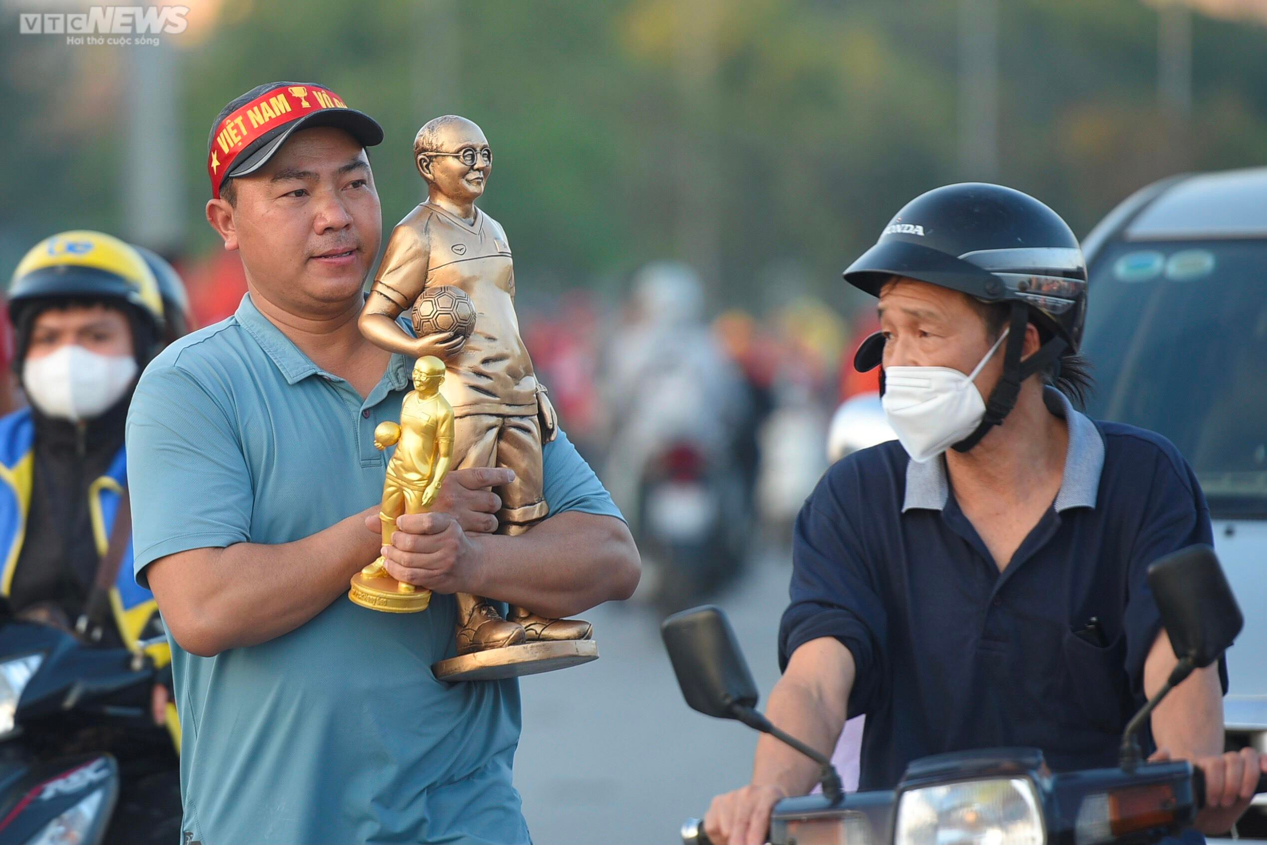 Mỹ Đình 'rực lửa' trước giờ khai màn chung kết Việt Nam vs Thái Lan - 8