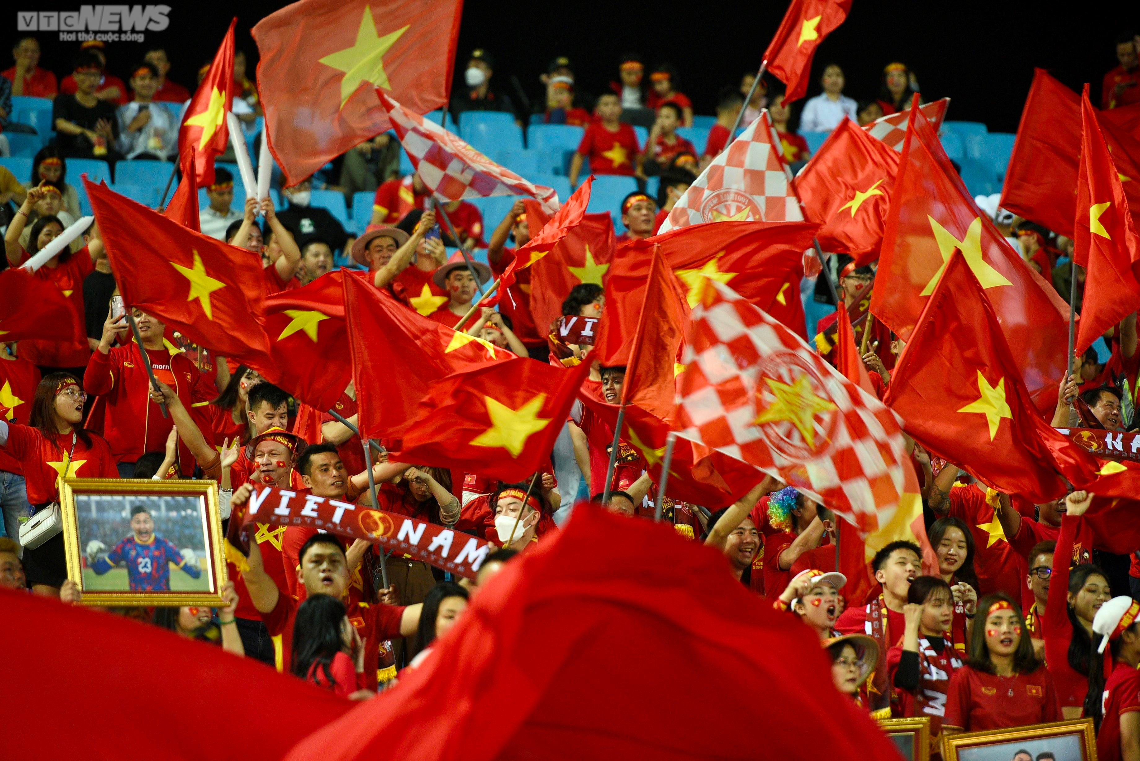 Cổ động viên Việt Nam tri ân HLV Park Hang Seo - 12