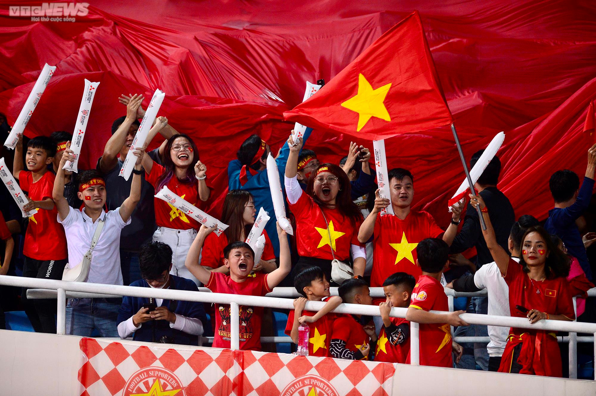 Cổ động viên Việt Nam tri ân HLV Park Hang Seo - 9