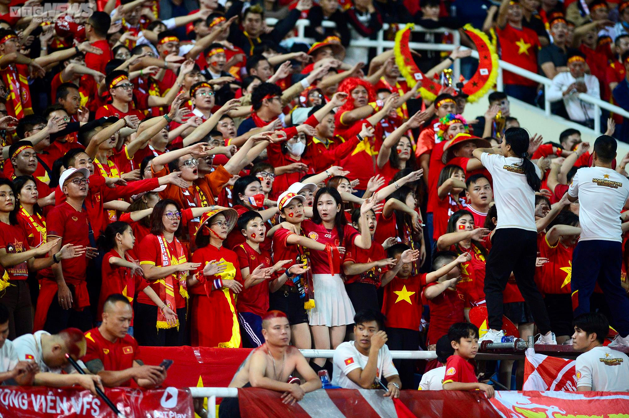 Cổ động viên Việt Nam tri ân HLV Park Hang Seo - 4