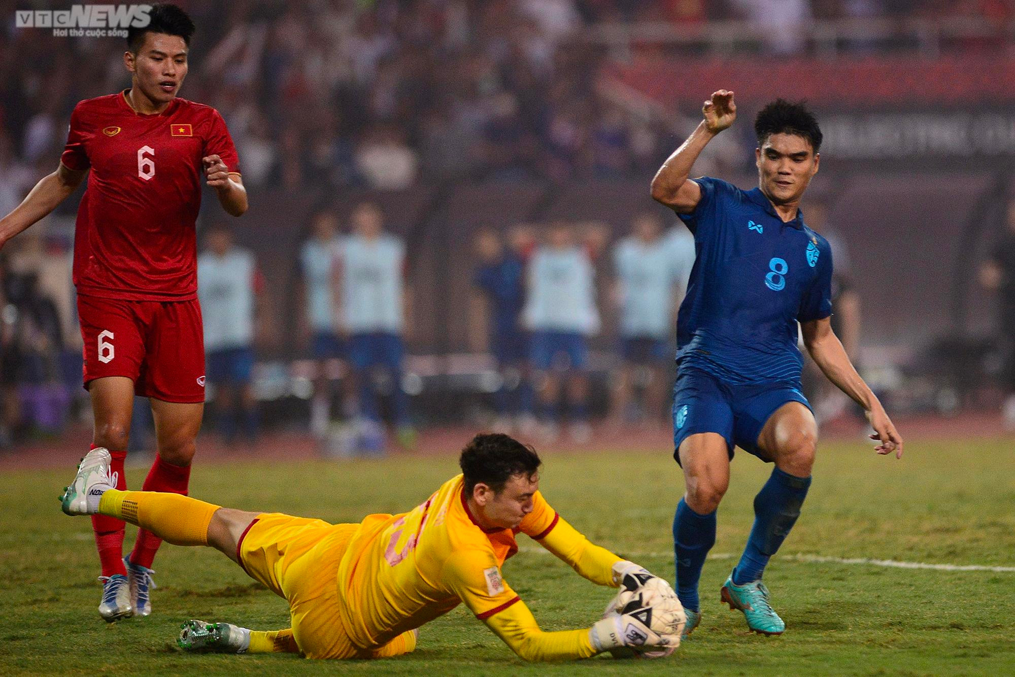 Cổ động viên Việt Nam tri ân HLV Park Hang Seo - 11