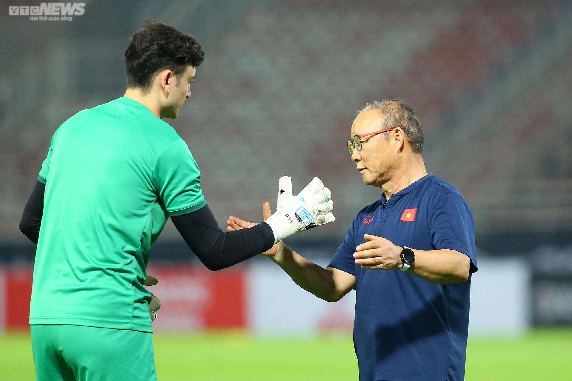 HLV Park Hang Seo cầm tay dặn dò học trò, cùng nhau hô 'Việt Nam vô địch' - 7