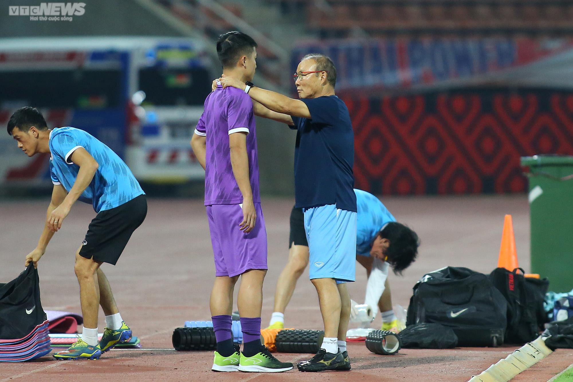 HLV Park Hang Seo cầm tay dặn dò học trò, cùng nhau hô 'Việt Nam vô địch' - 8