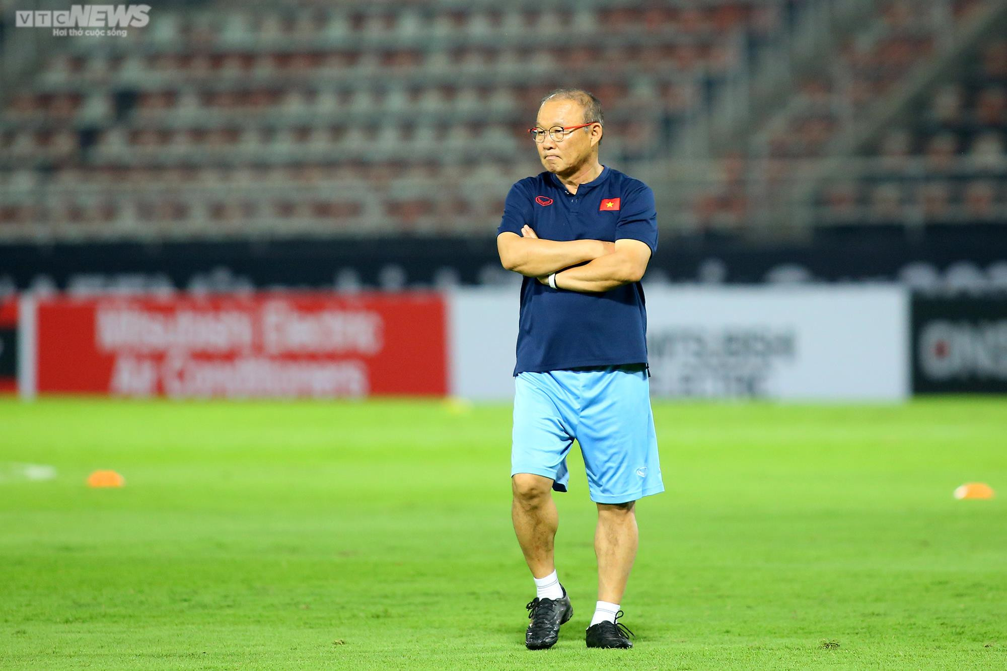 HLV Park Hang Seo cầm tay dặn dò học trò, cùng nhau hô 'Việt Nam vô địch' - 2