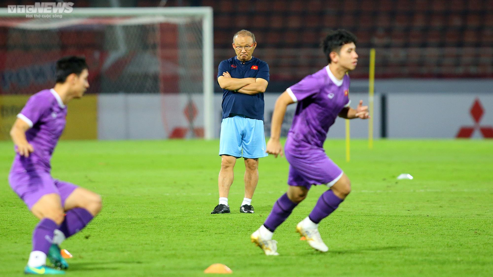 HLV Park Hang Seo cầm tay dặn dò học trò, cùng nhau hô 'Việt Nam vô địch' - 9