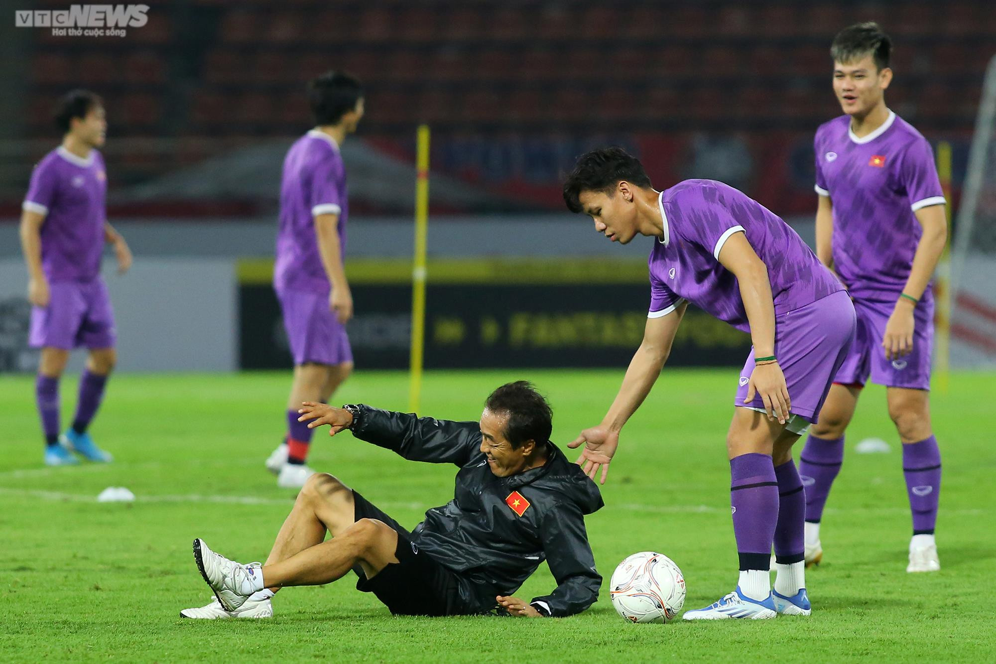 HLV Park Hang Seo cầm tay dặn dò học trò, cùng nhau hô 'Việt Nam vô địch' - 11