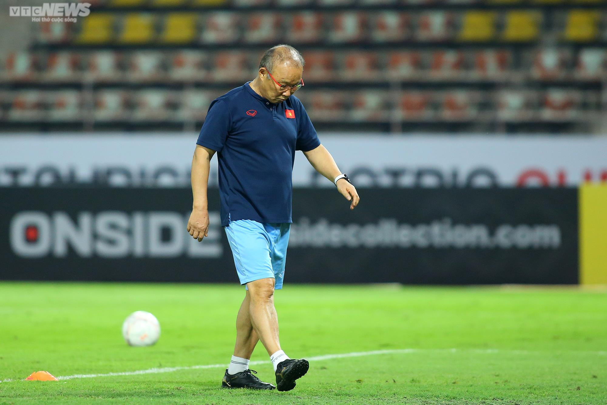 HLV Park Hang Seo cầm tay dặn dò học trò, cùng nhau hô 'Việt Nam vô địch' - 13