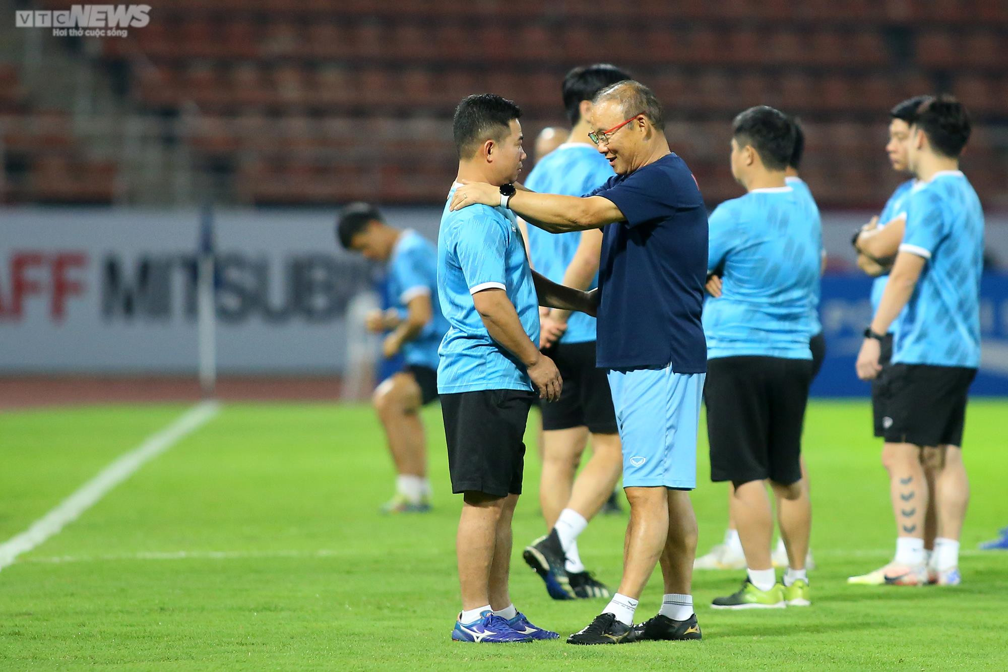 HLV Park Hang Seo cầm tay dặn dò học trò, cùng nhau hô 'Việt Nam vô địch' - 4