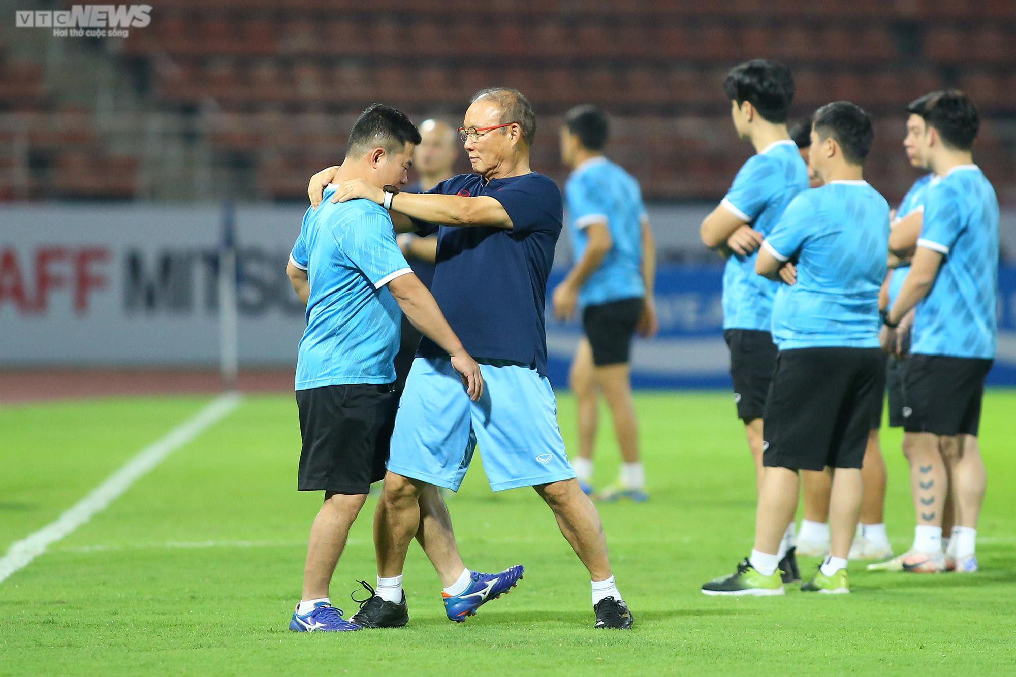 HLV Park Hang Seo cầm tay dặn dò học trò, cùng nhau hô 'Việt Nam vô địch' - 5