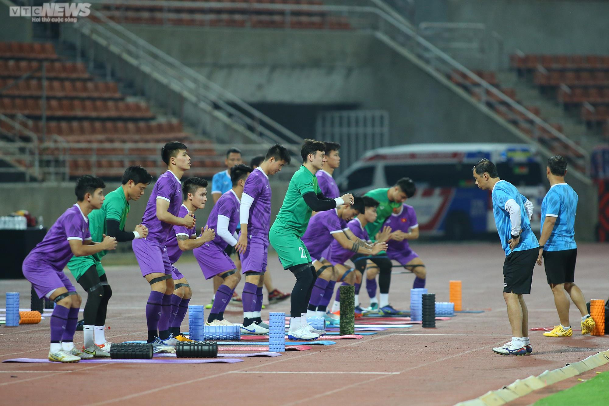 HLV Park Hang Seo cầm tay dặn dò học trò, cùng nhau hô 'Việt Nam vô địch' - 12