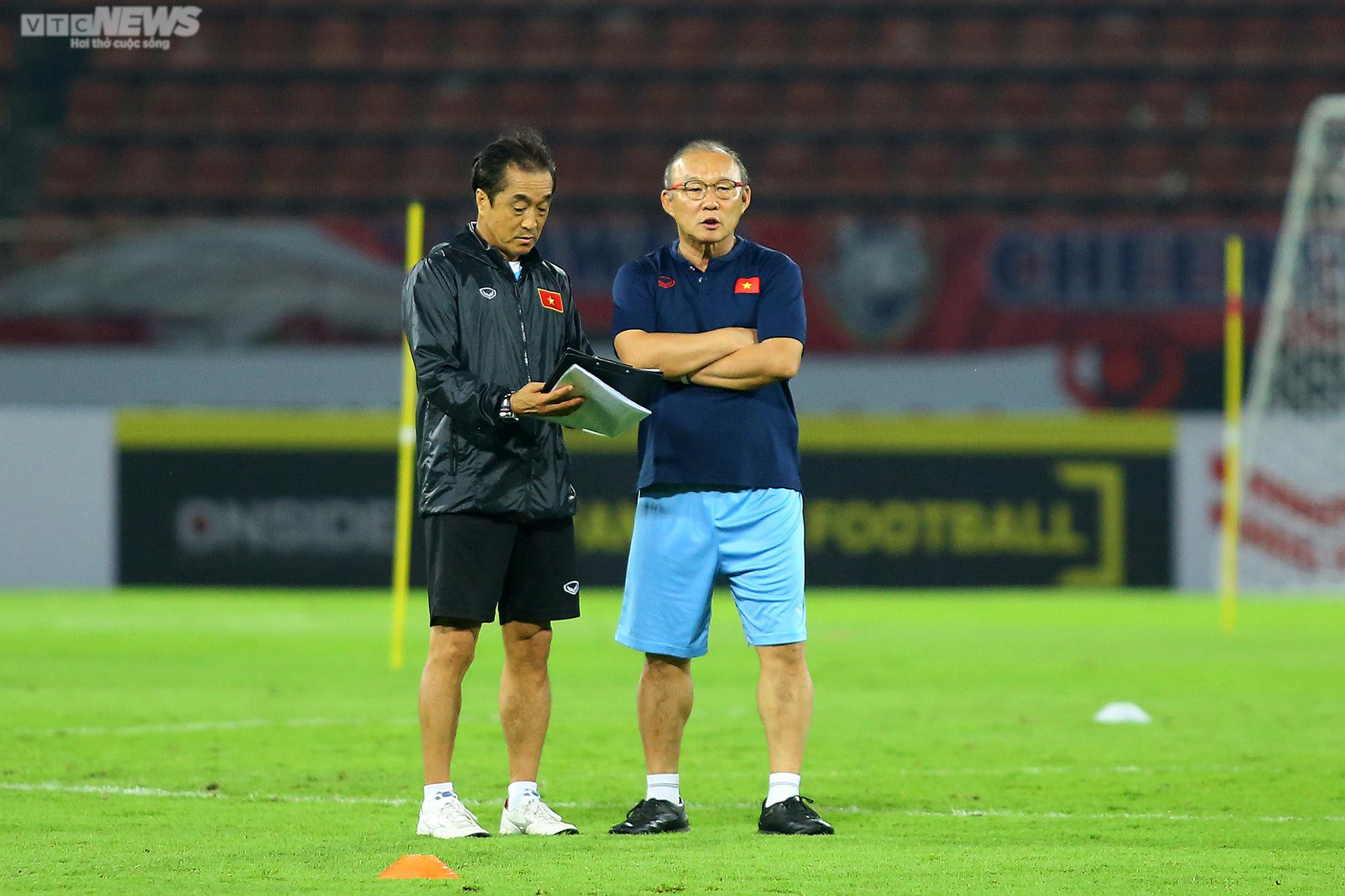 HLV Park Hang Seo cầm tay dặn dò học trò, cùng nhau hô 'Việt Nam vô địch' - 10