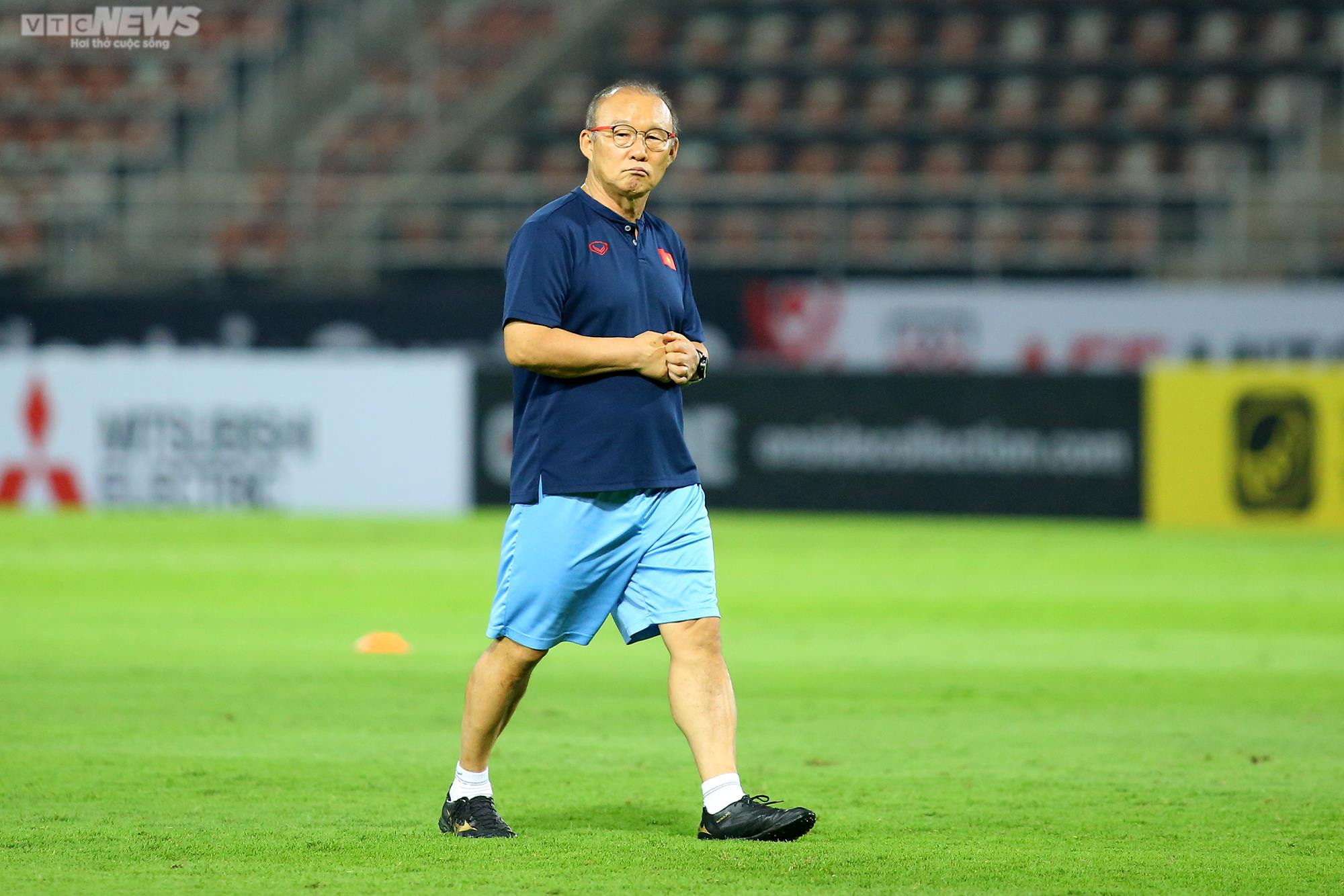 HLV Park Hang Seo cầm tay dặn dò học trò, cùng nhau hô 'Việt Nam vô địch' - 1