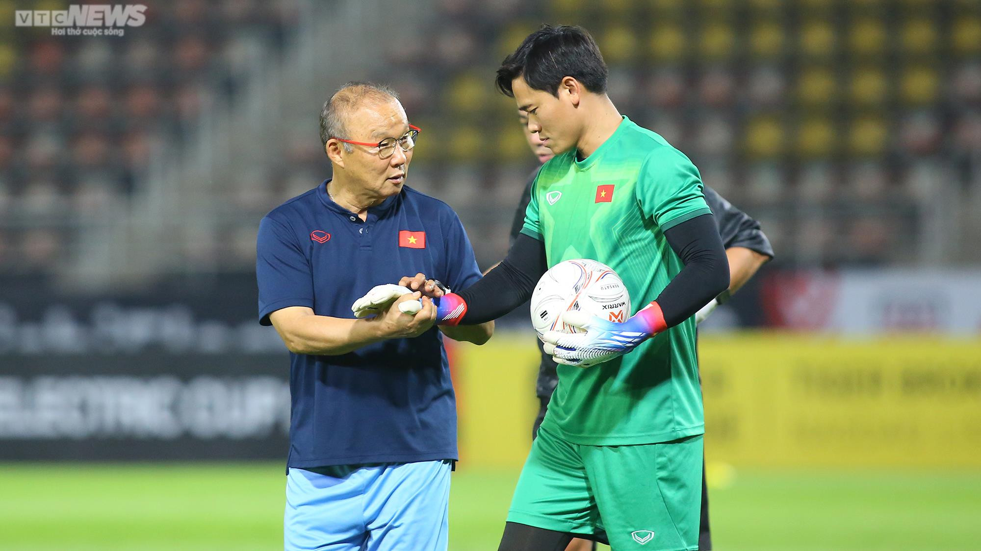 HLV Park Hang Seo cầm tay dặn dò học trò, cùng nhau hô 'Việt Nam vô địch' - 6