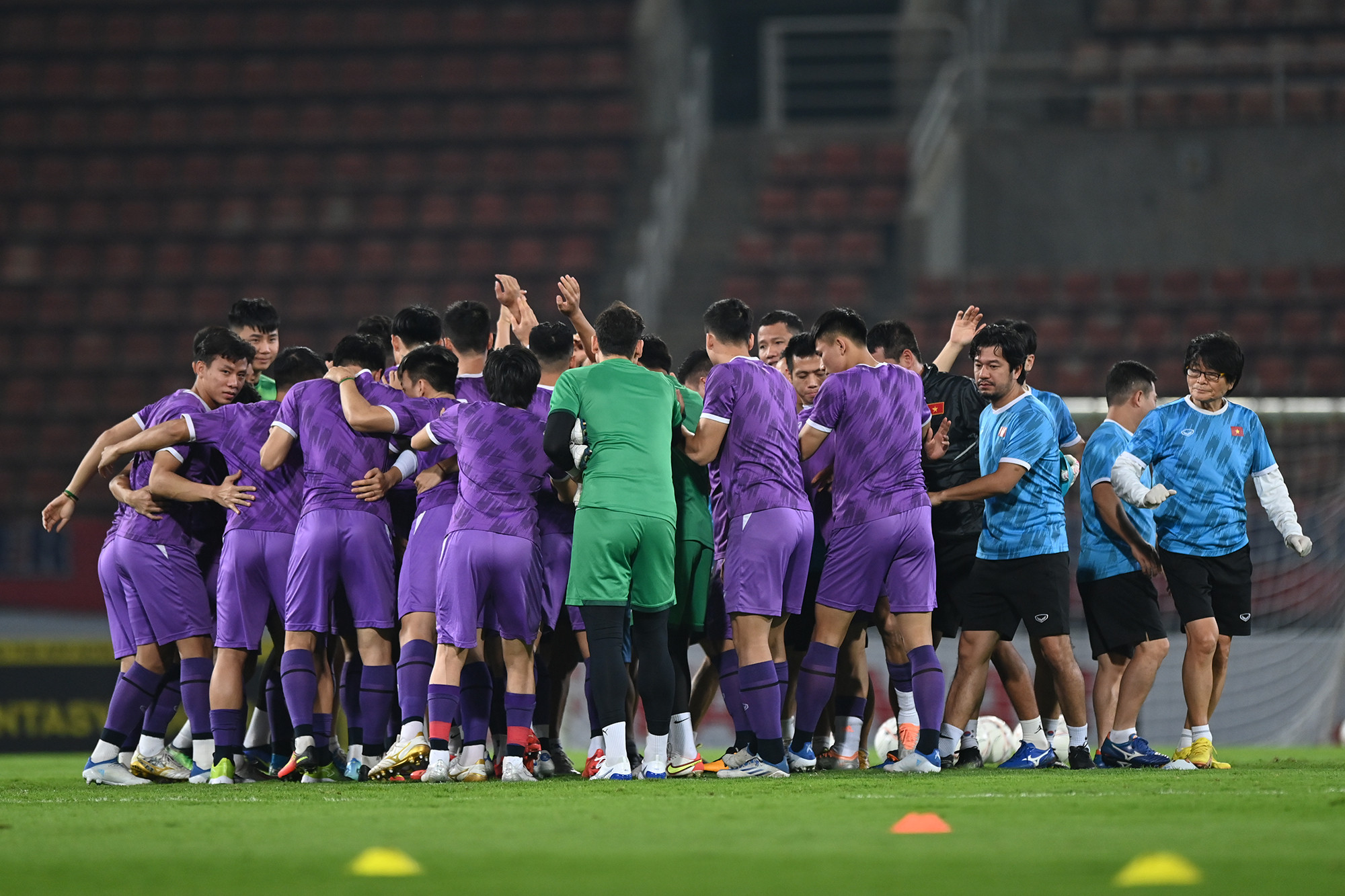 HLV Park Hang Seo cầm tay dặn dò học trò, cùng nhau hô 'Việt Nam vô địch' - 3