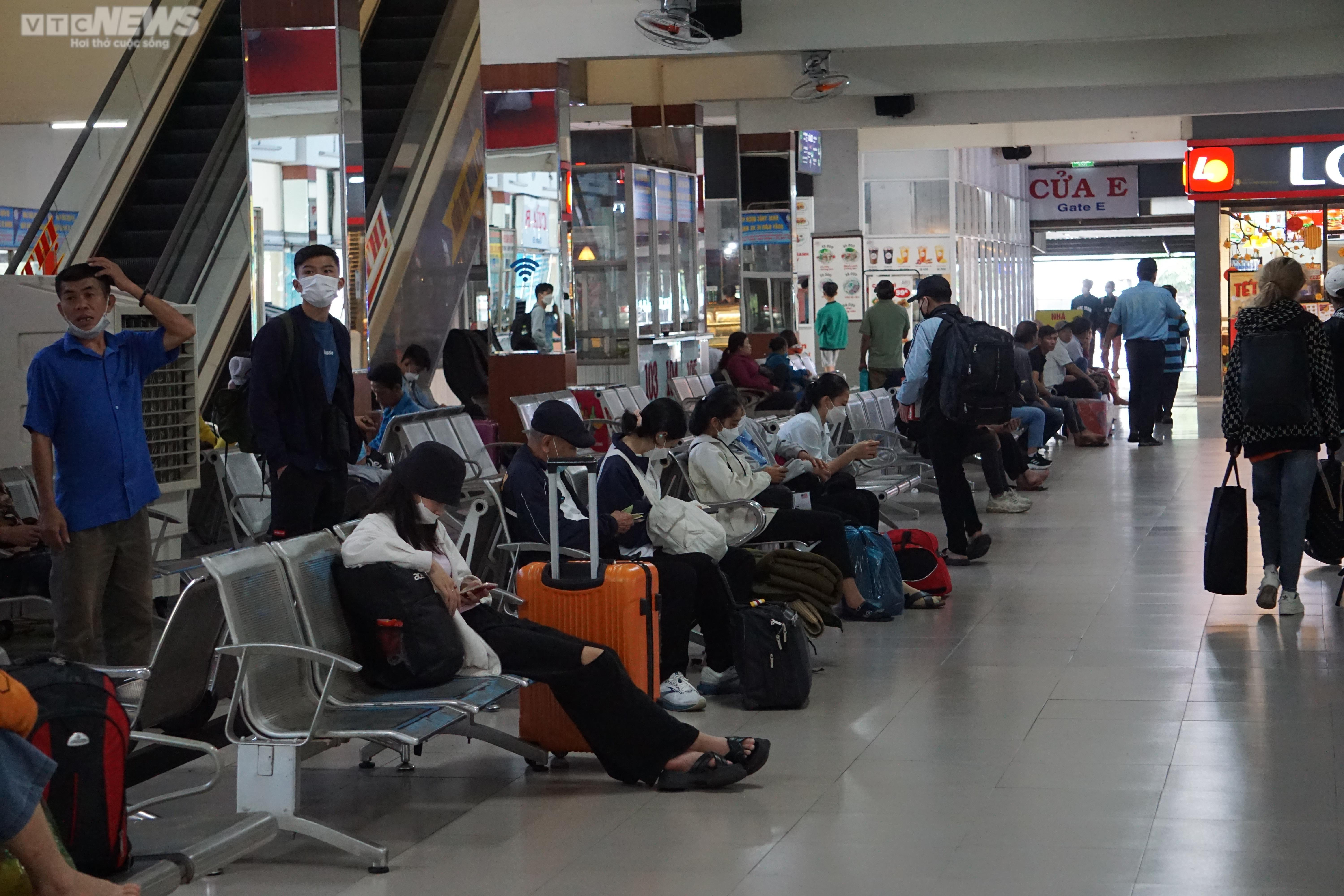 TP.HCM: Sân bay, bến xe 'dễ thở' ngày 25 tháng Chạp - 10