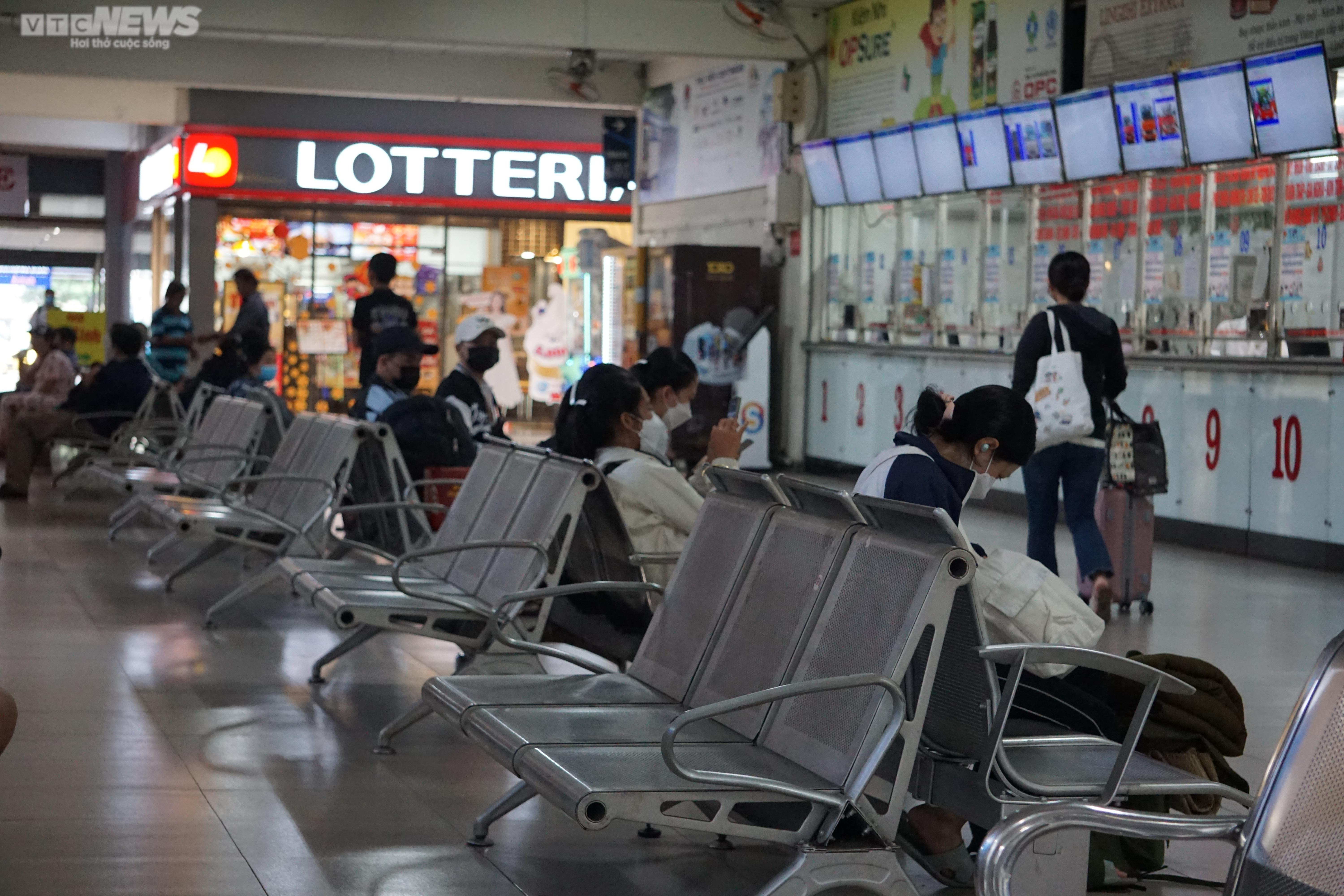 TP.HCM: Sân bay, bến xe 'dễ thở' ngày 25 tháng Chạp - 14