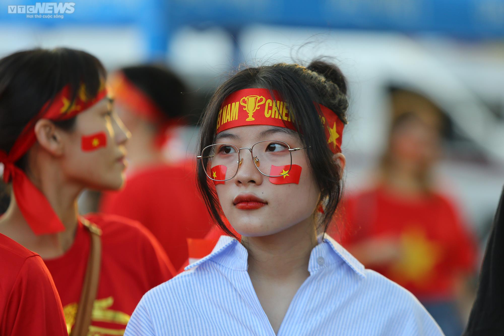 CĐV Việt Nam rực sắc đỏ tiếp lửa thầy trò HLV Park Hang Seo đấu tuyển Thái Lan - 7